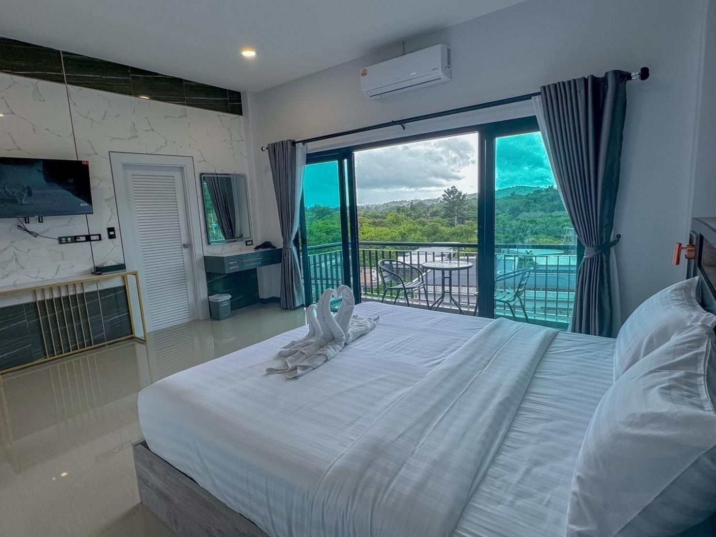 Deluxe King Room with Mountain View