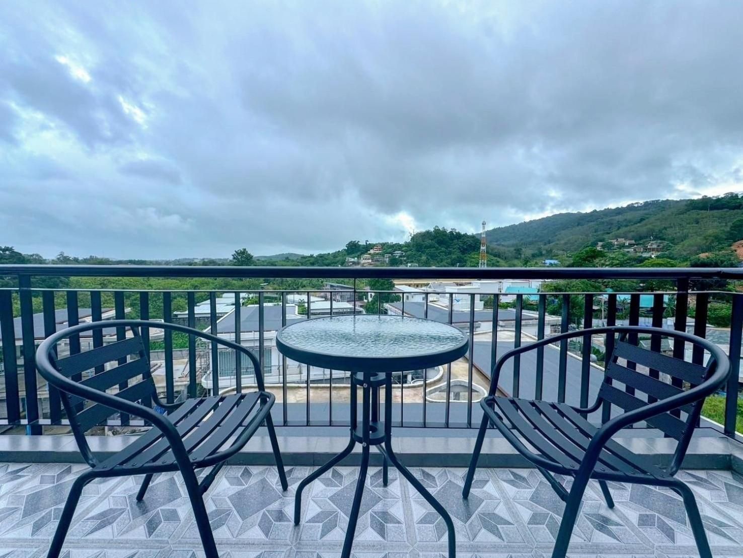 Deluxe King Room with Mountain View