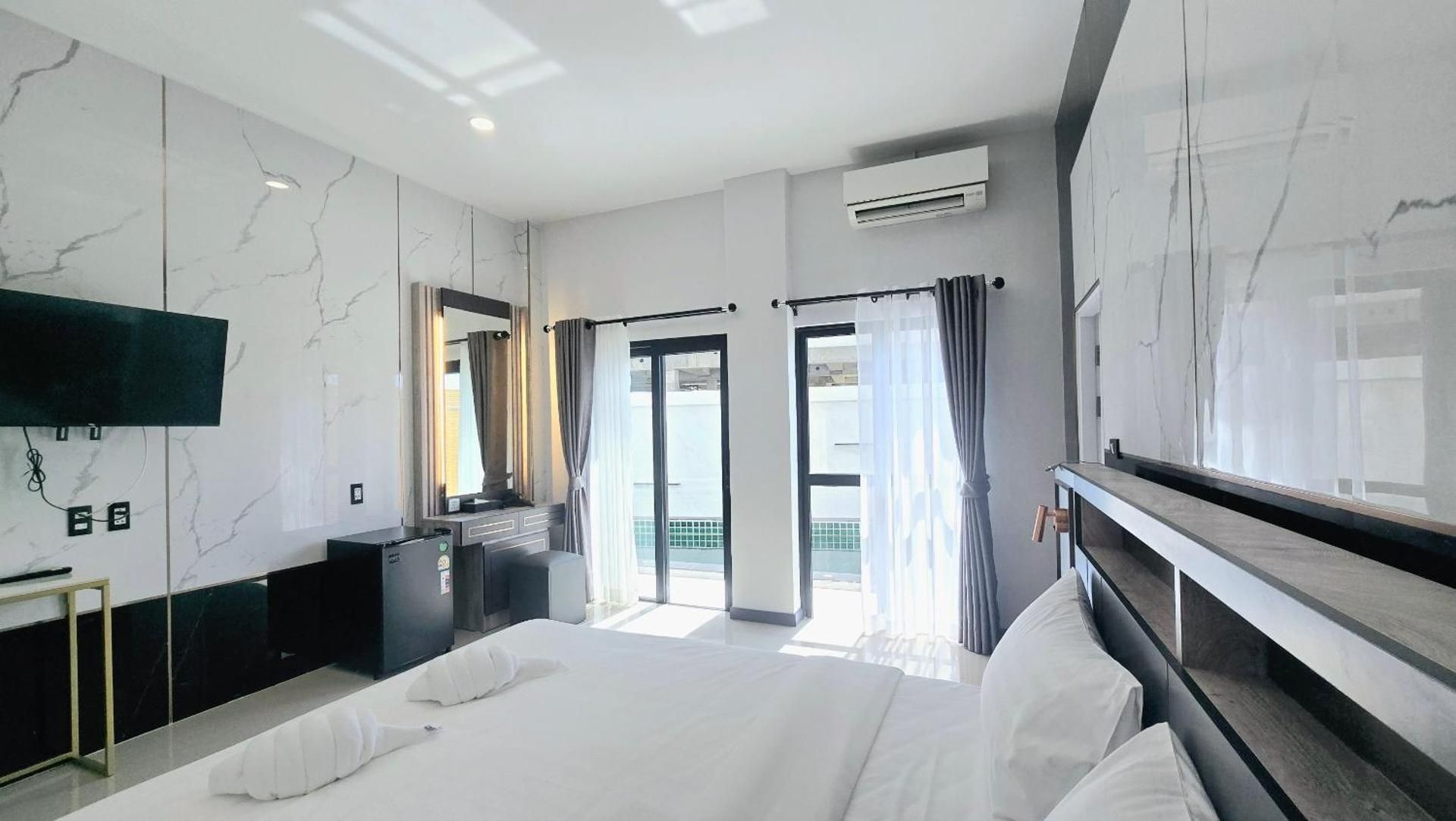 Premier King Room with Pool Access