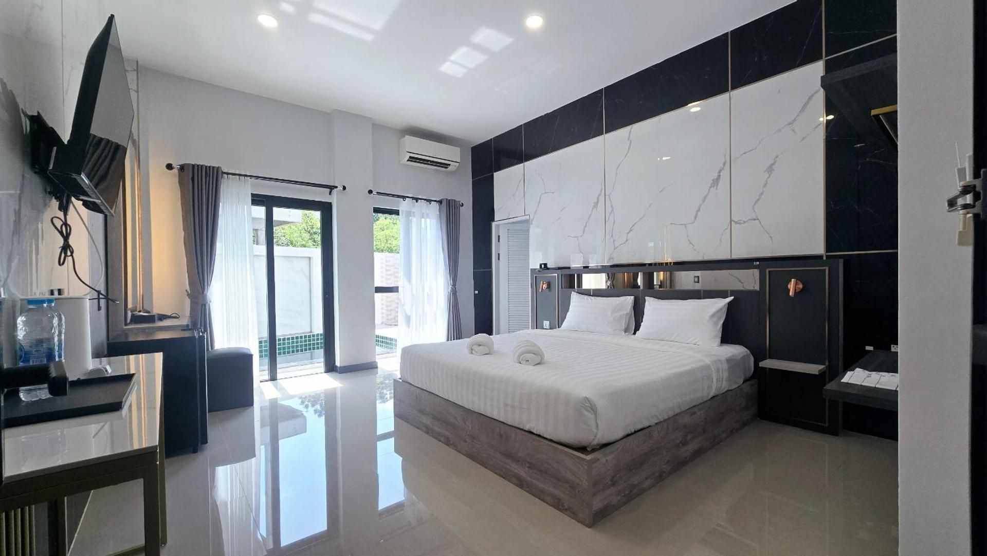 Premier King Room with Pool Access