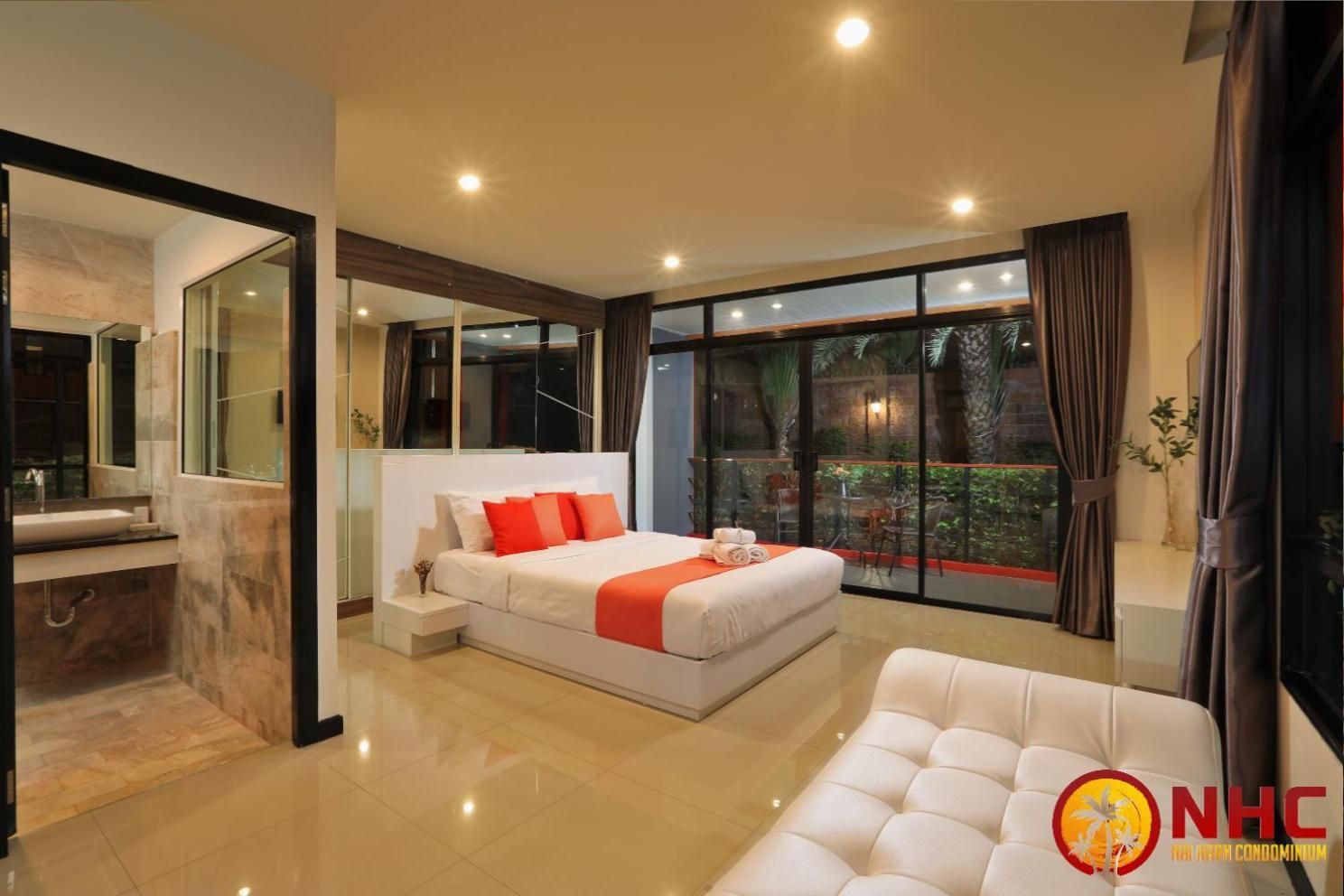 Apartment with Pool View