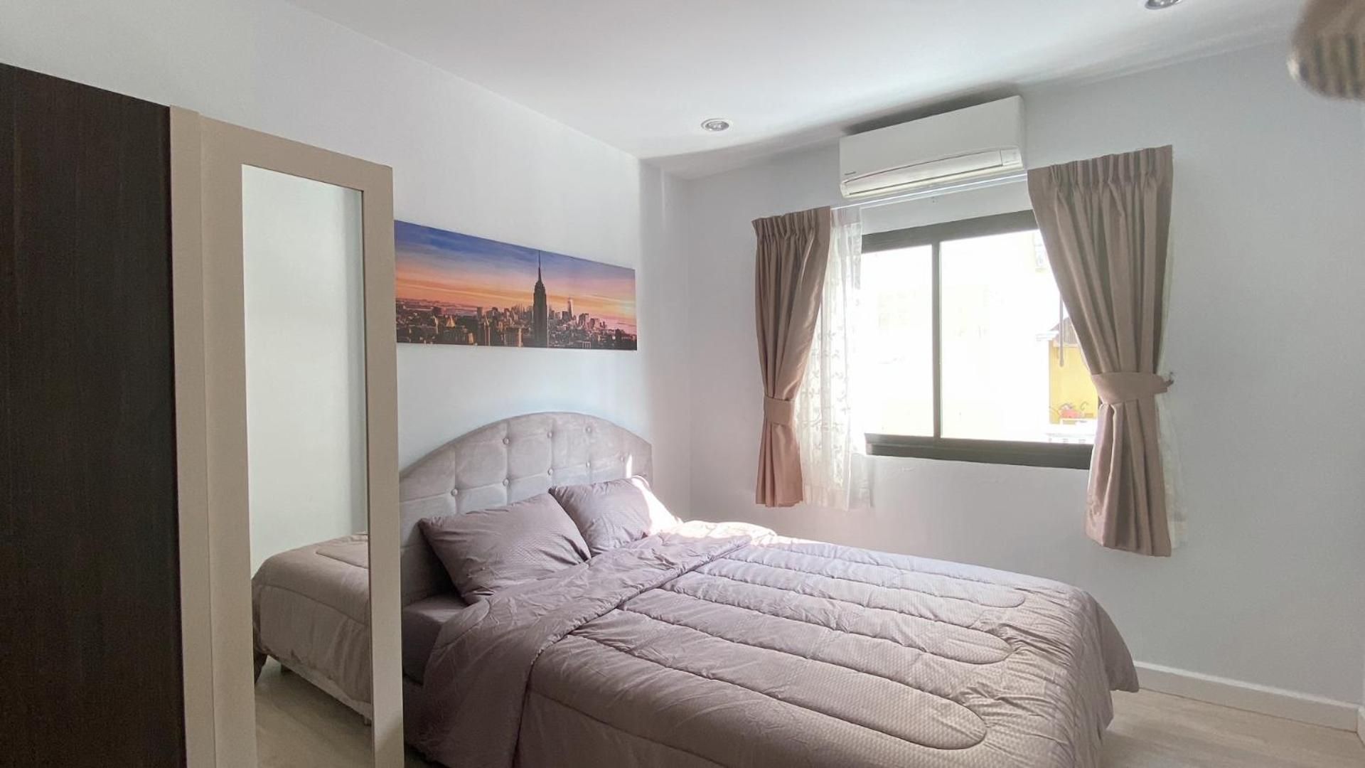 Queen Room with Shared Bathroom