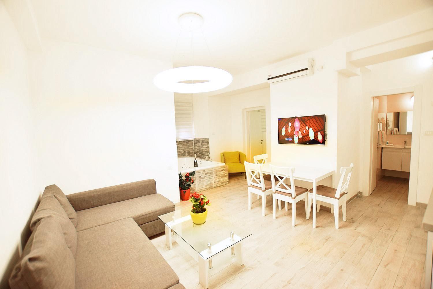 Luxury Two-Bedroom Apartment with Spa Bath