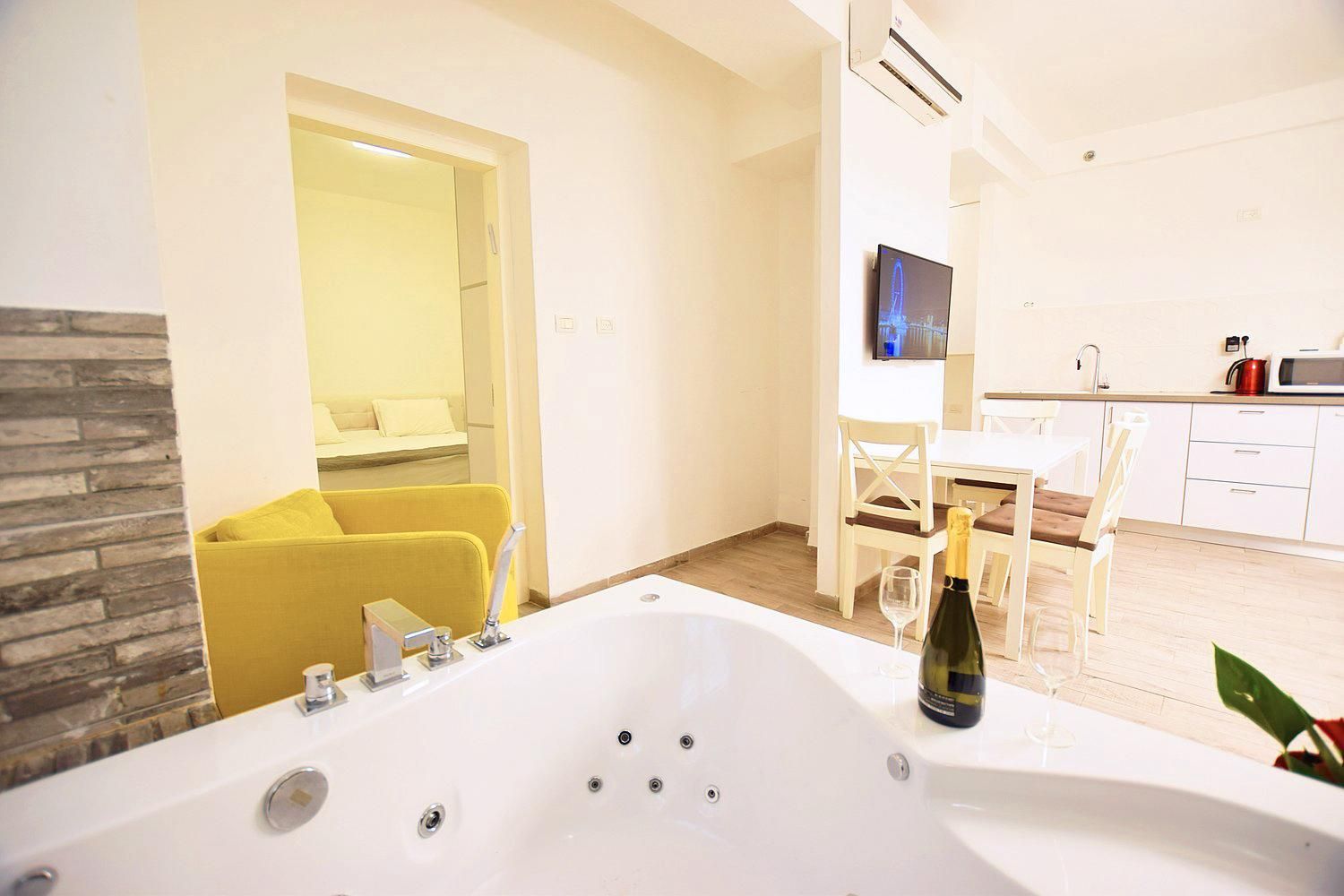 Luxury Two-Bedroom Apartment with Spa Bath