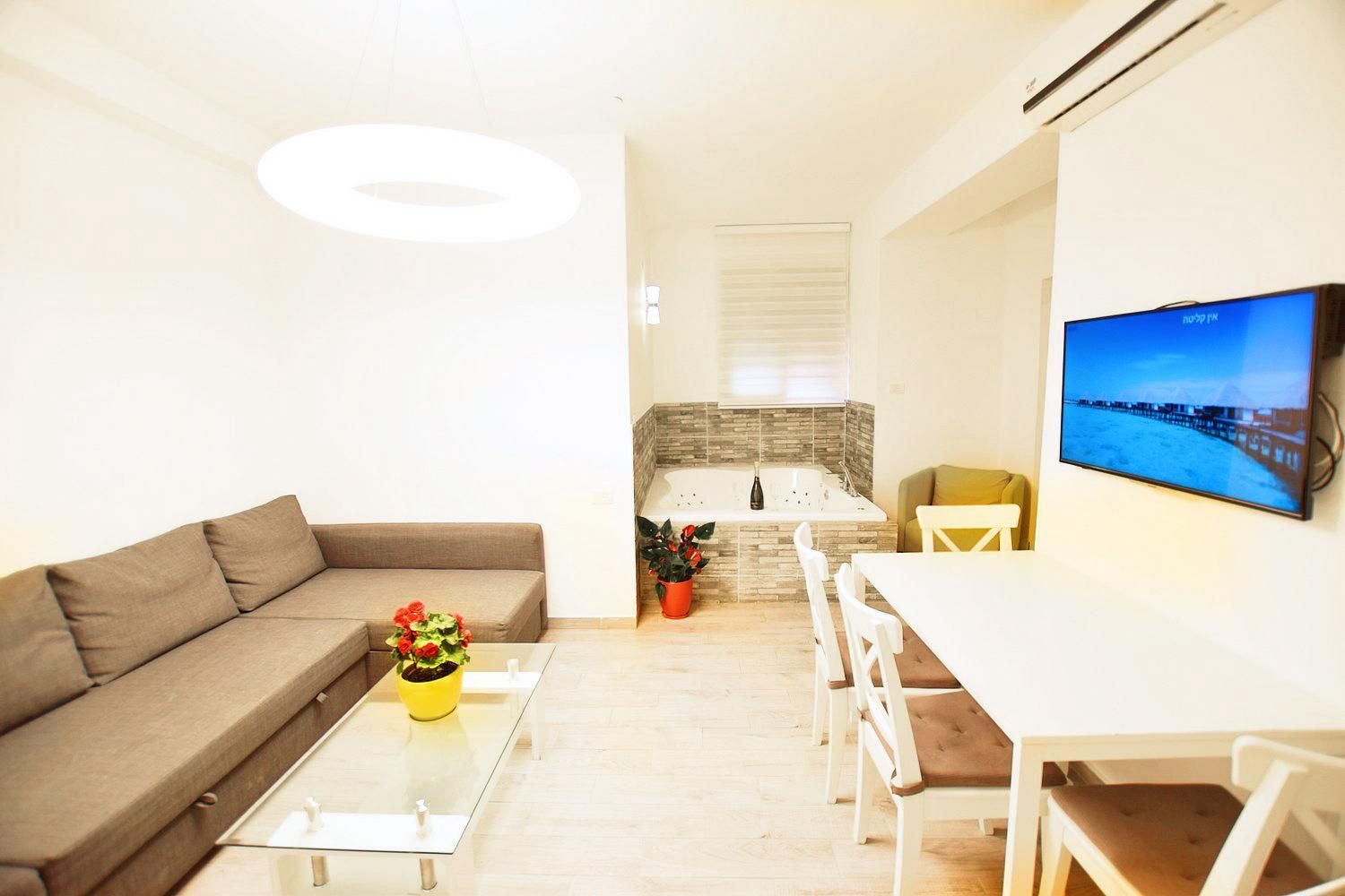 Luxury Two-Bedroom Apartment with Spa Bath