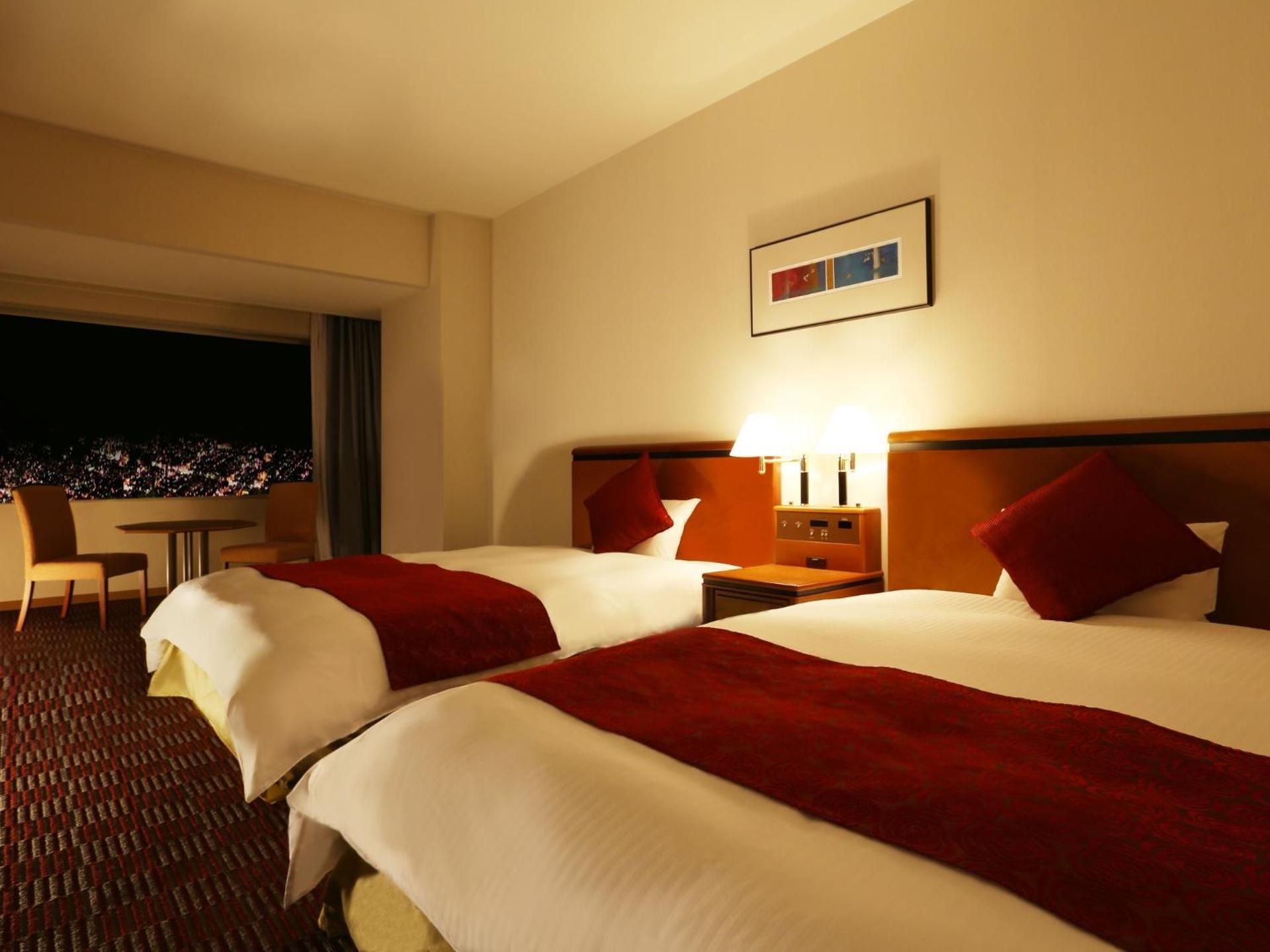 Deluxe Corner Twin Room with Airport View - Non-Smoking