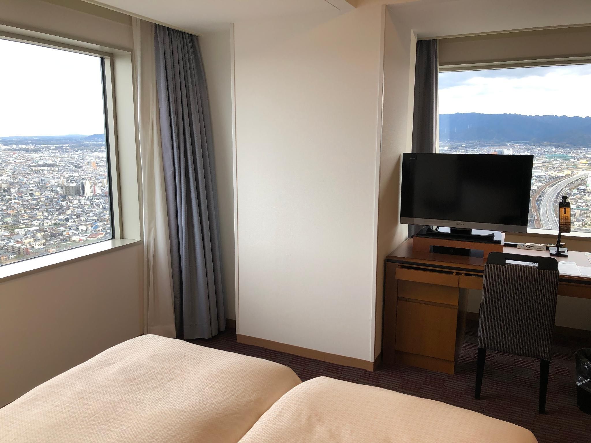 Corner Deluxe Twin Room with 2 Extra Beds for 4 People - Non-Smoking