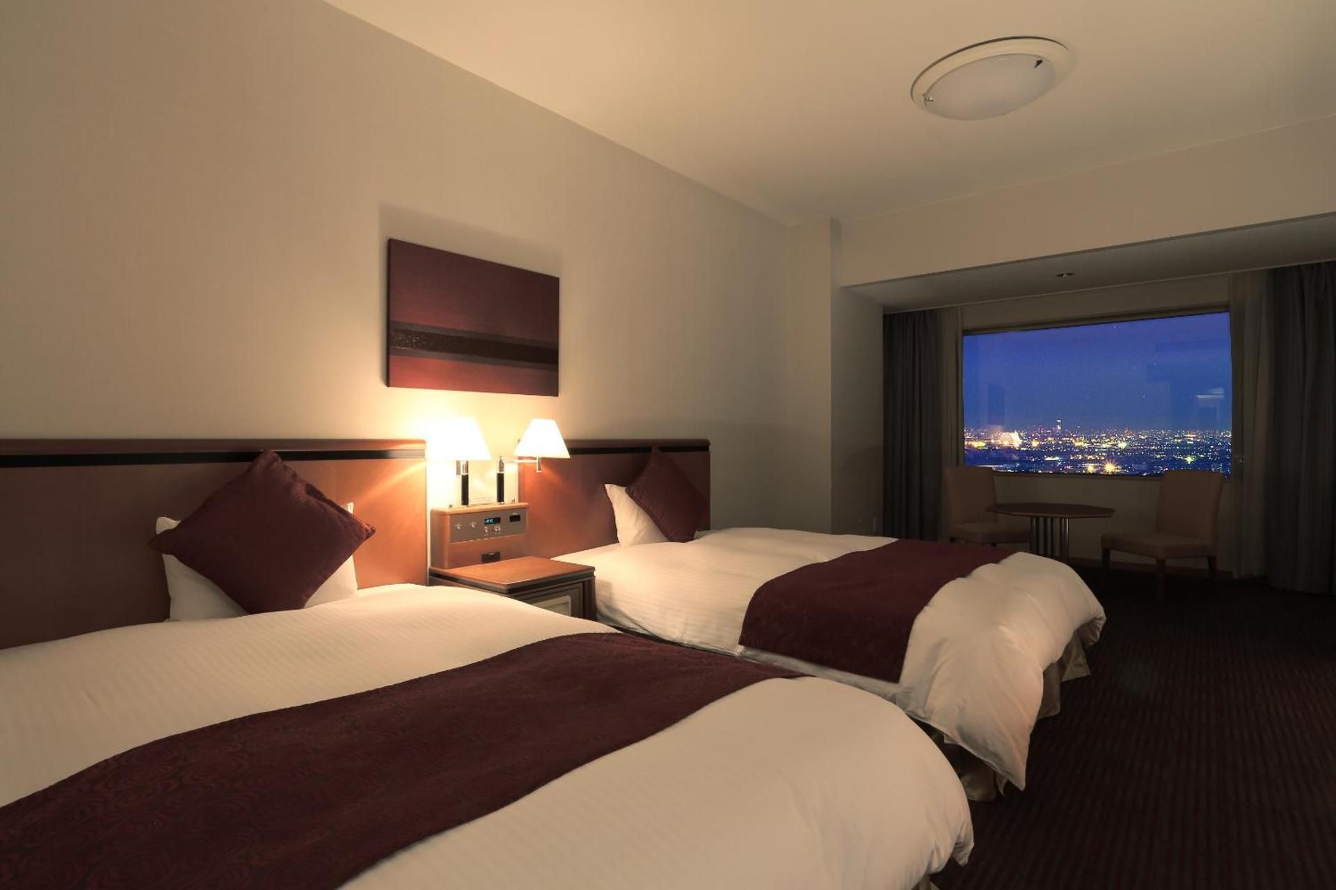 Deluxe Corner Twin Room with Highway View - Non-Smoking