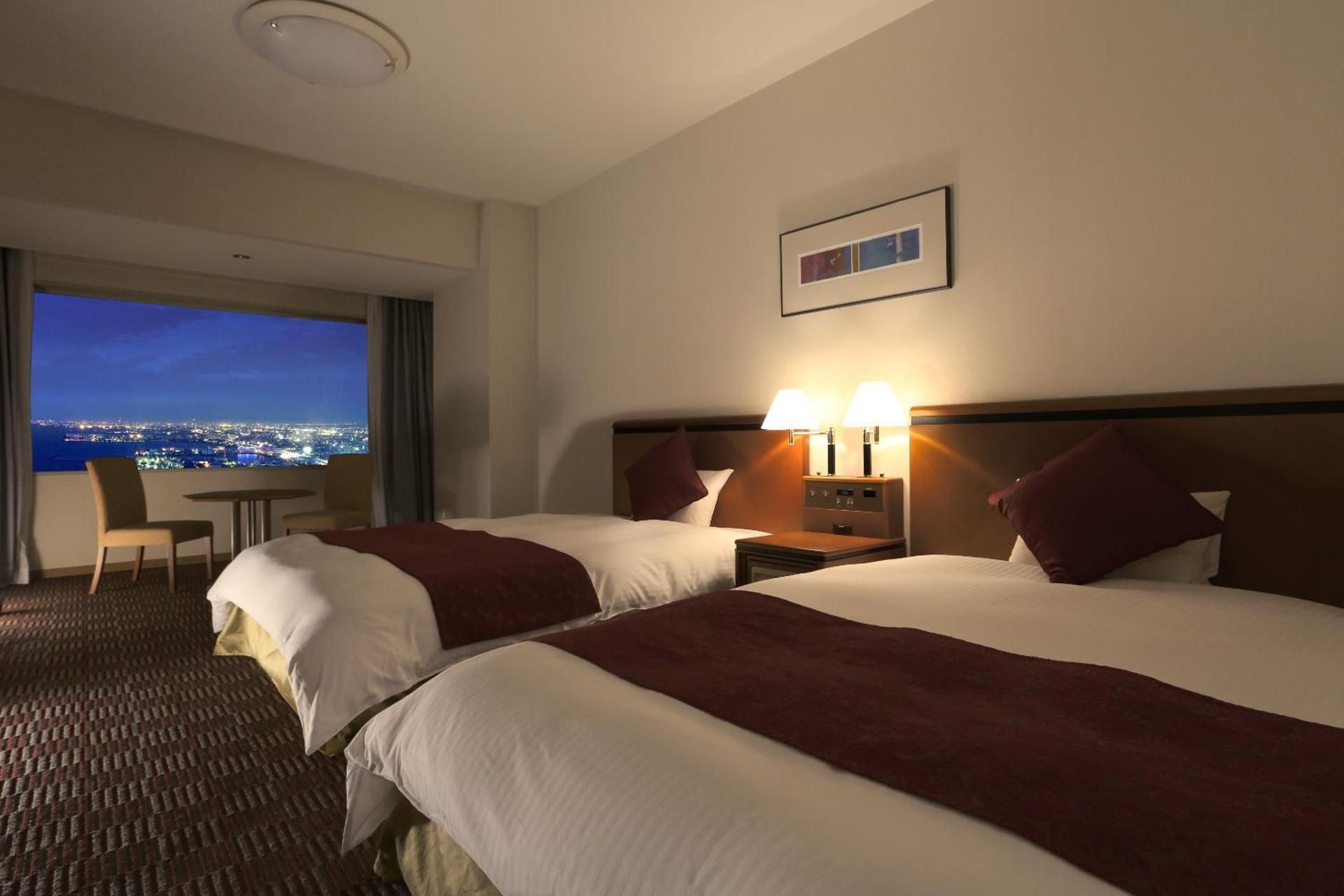 Deluxe Corner Twin Room with Airport View - Non-Smoking