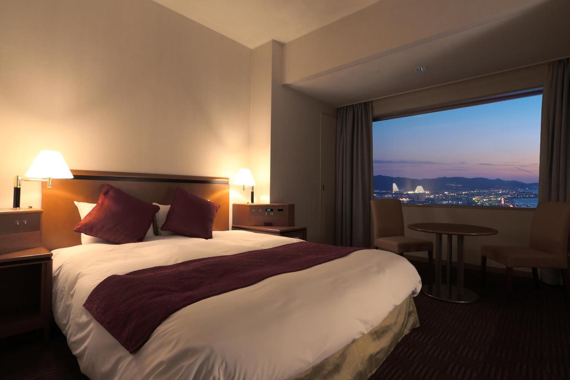 Corner Double Room with Airport View - Smoking