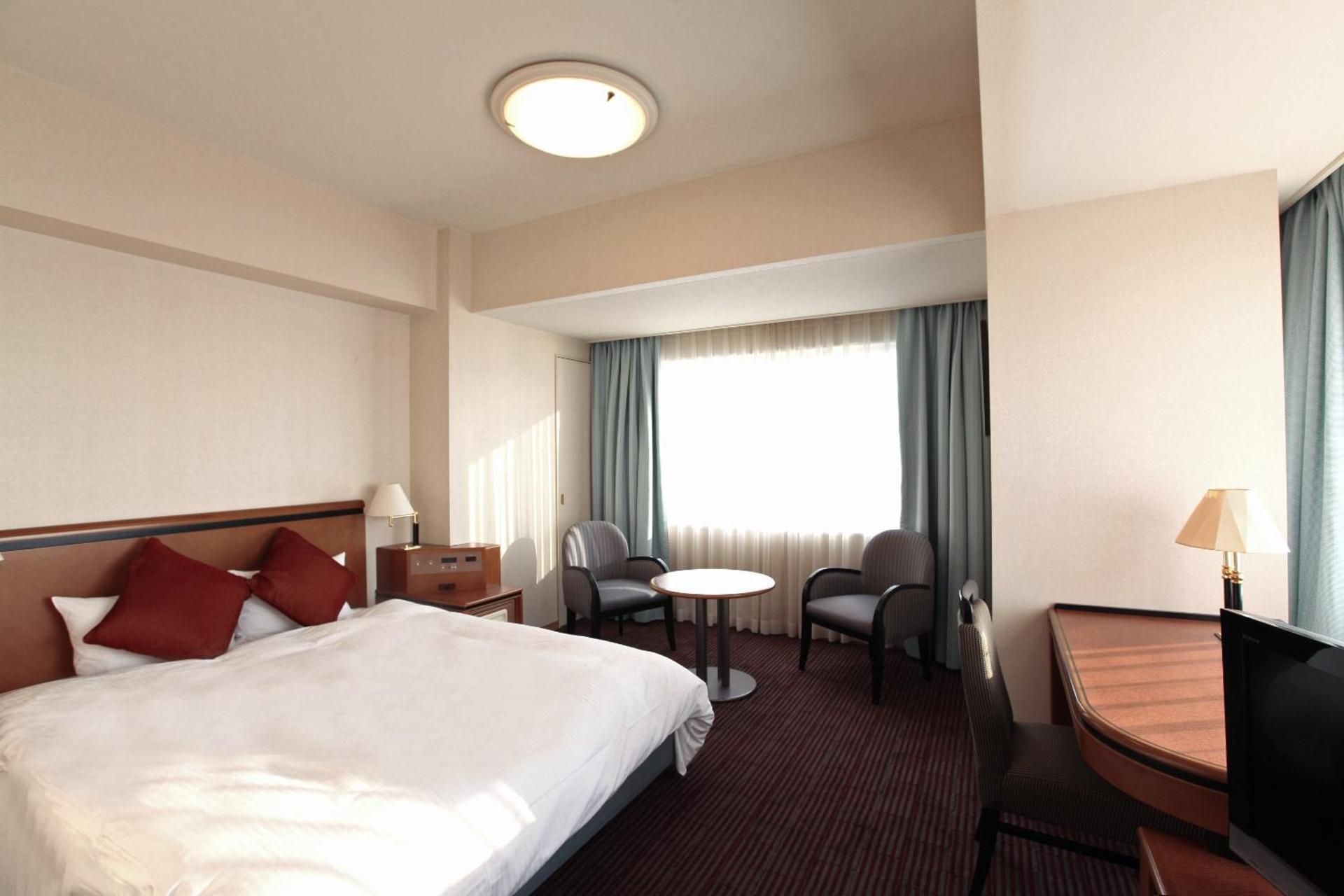 Corner Double Room with Airport View - Smoking