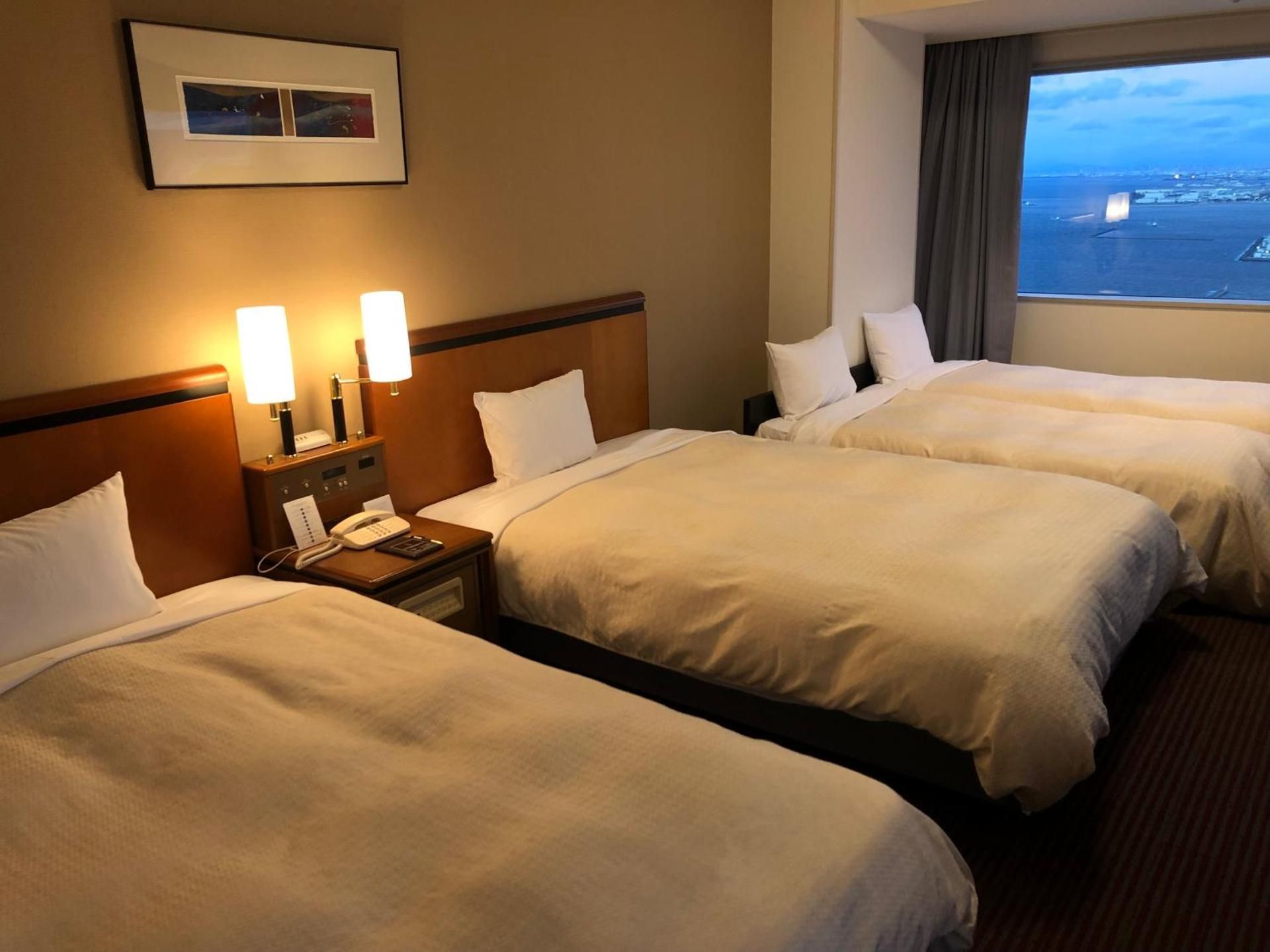 Deluxe Corner Twin Room with Extra Bed and Highway View - Non-Smoking