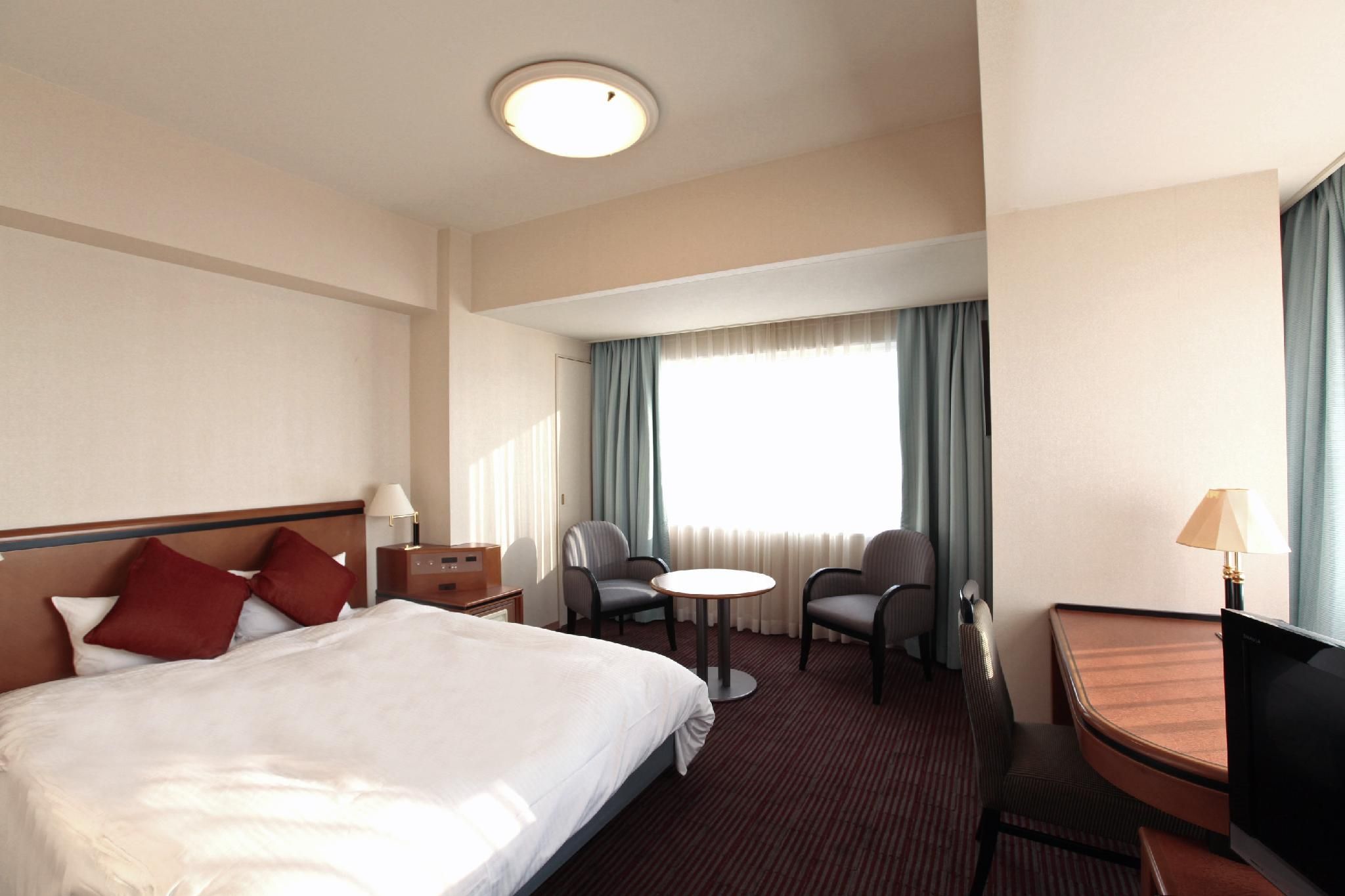 Corner Airport View Double Room - Non-Smoking, 33.9 sqm