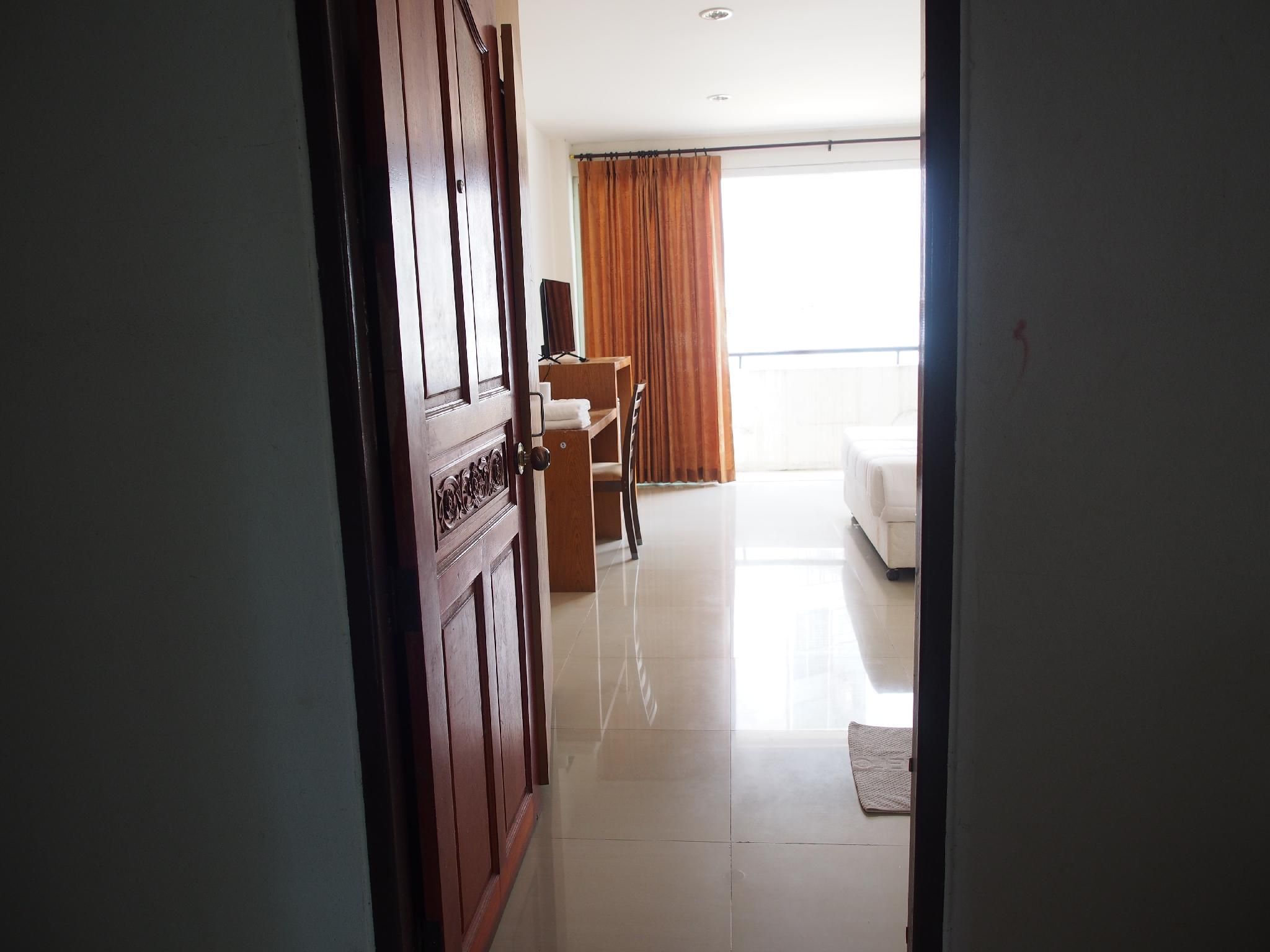 Standard with 1 Queen Bed