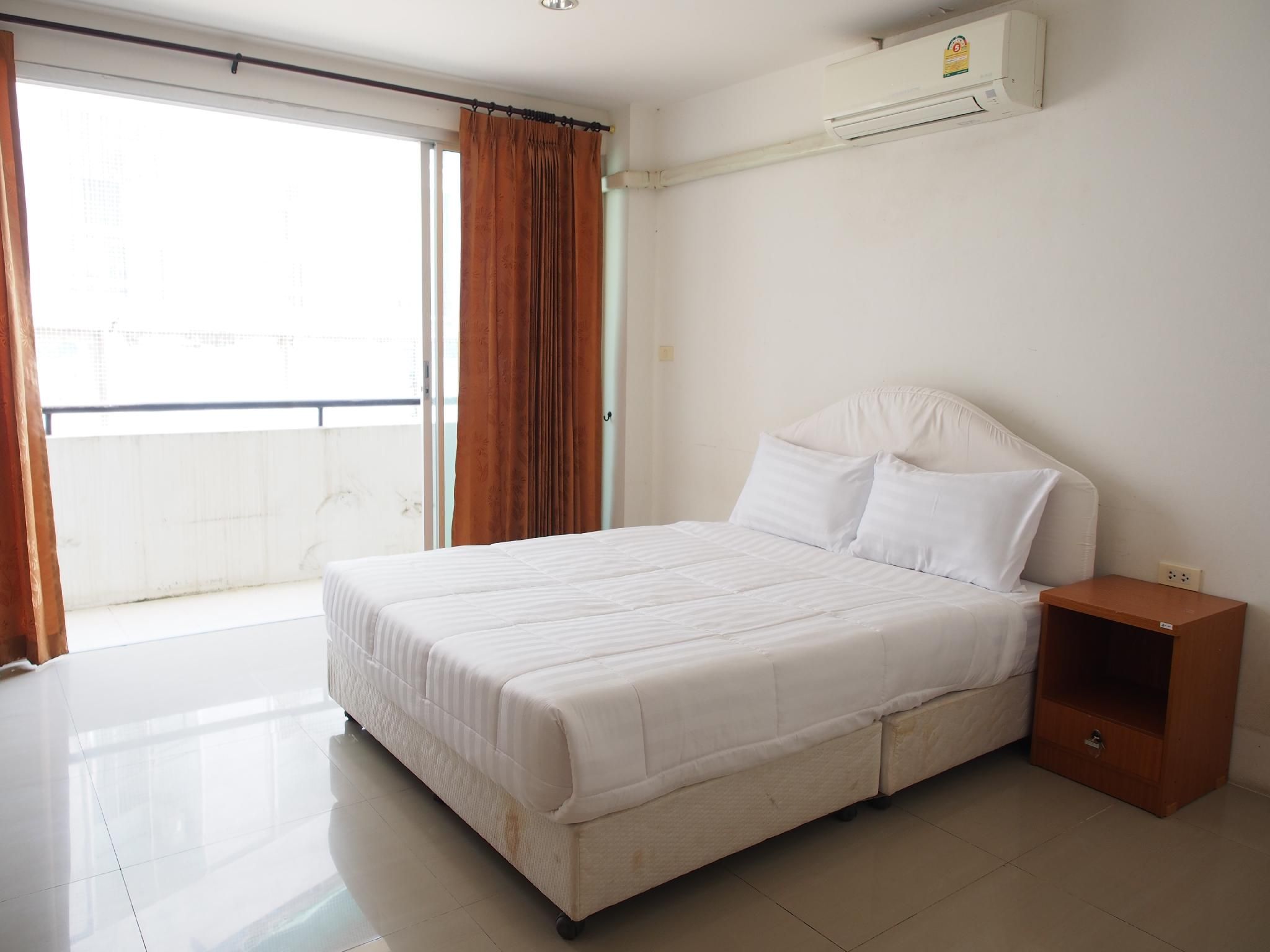 Standard with 1 Queen Bed