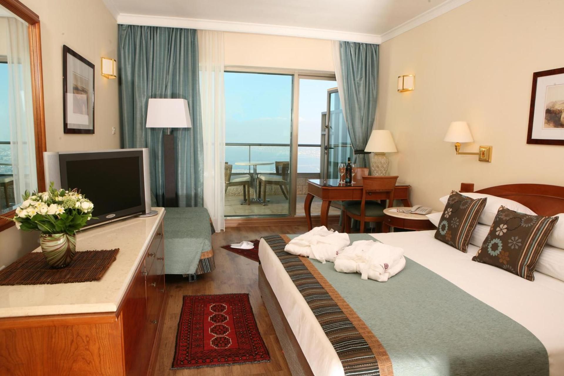 1 Queen Premium Bay View Furnished Balcony