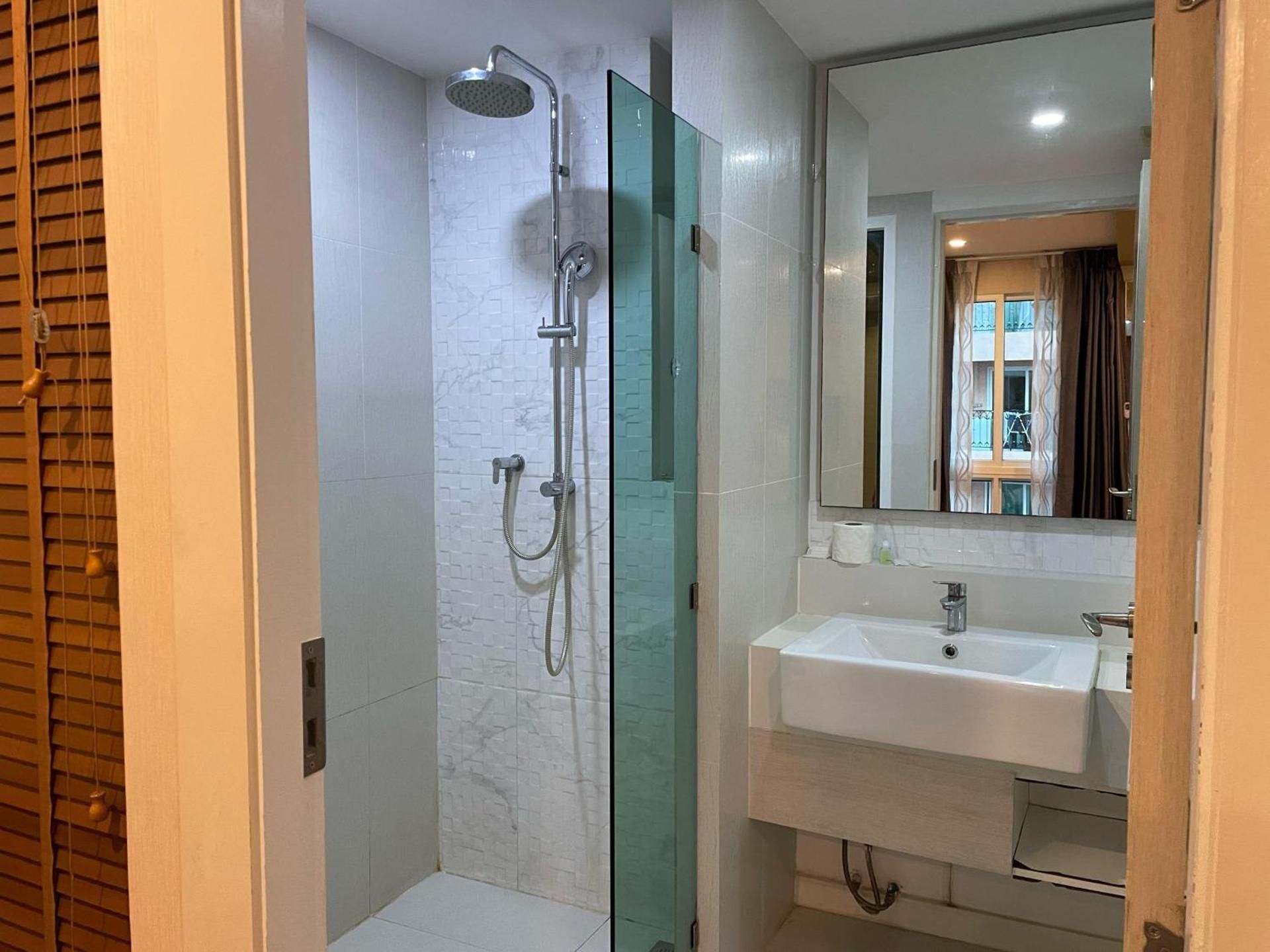 One-Bedroom Apartment with Pool View