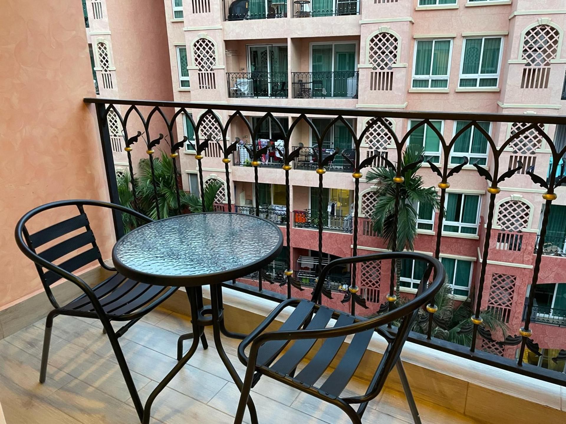 One-Bedroom Apartment with Pool View