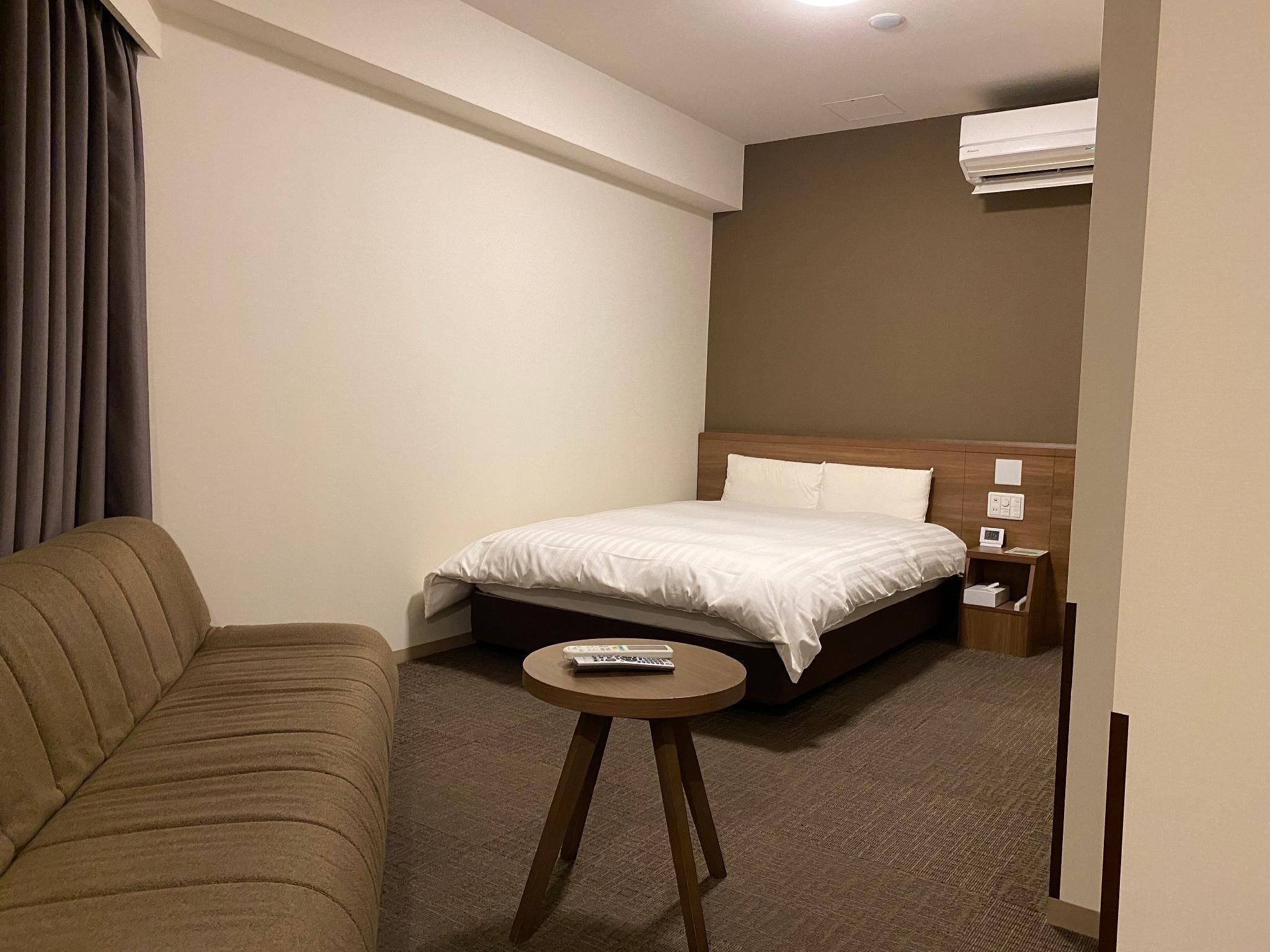 Non-smoking deluxe double Simmons bed and shower booth included