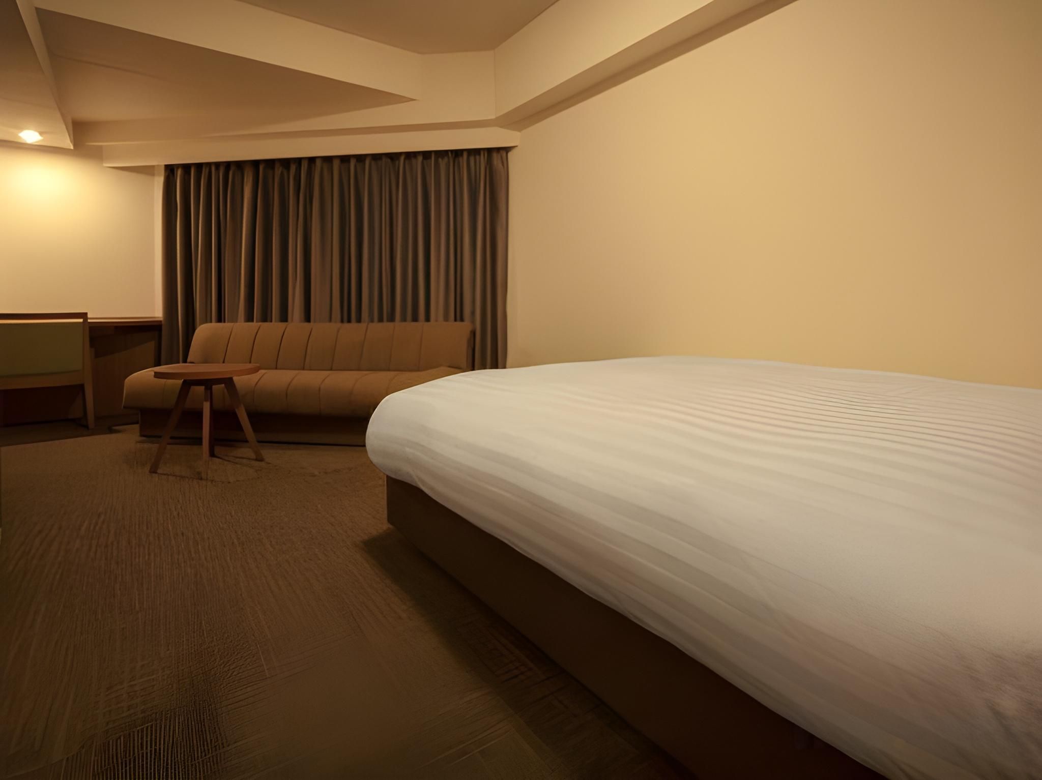 Non-smoking deluxe double Simmons bed and shower booth included