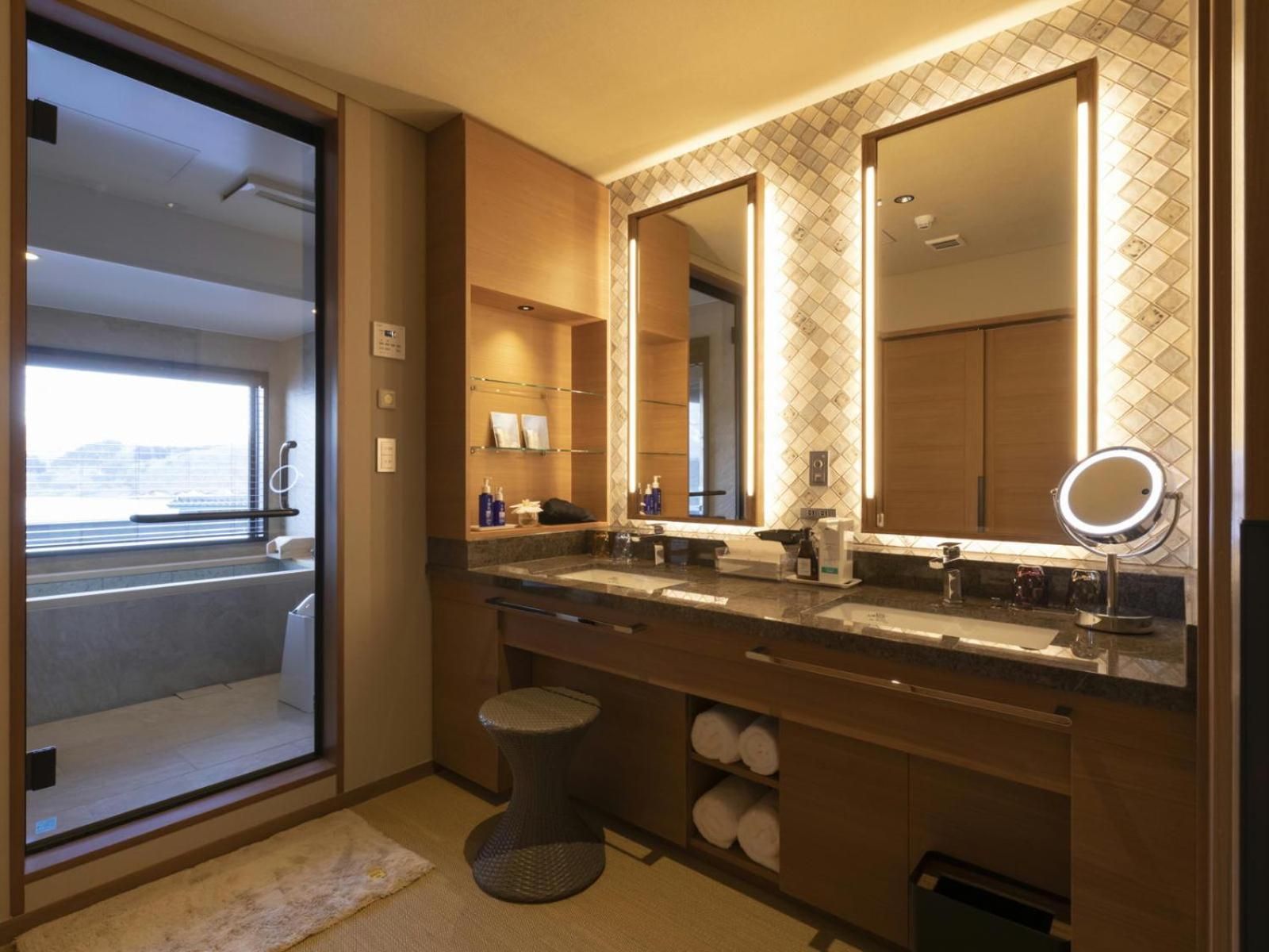Suite with Lake View