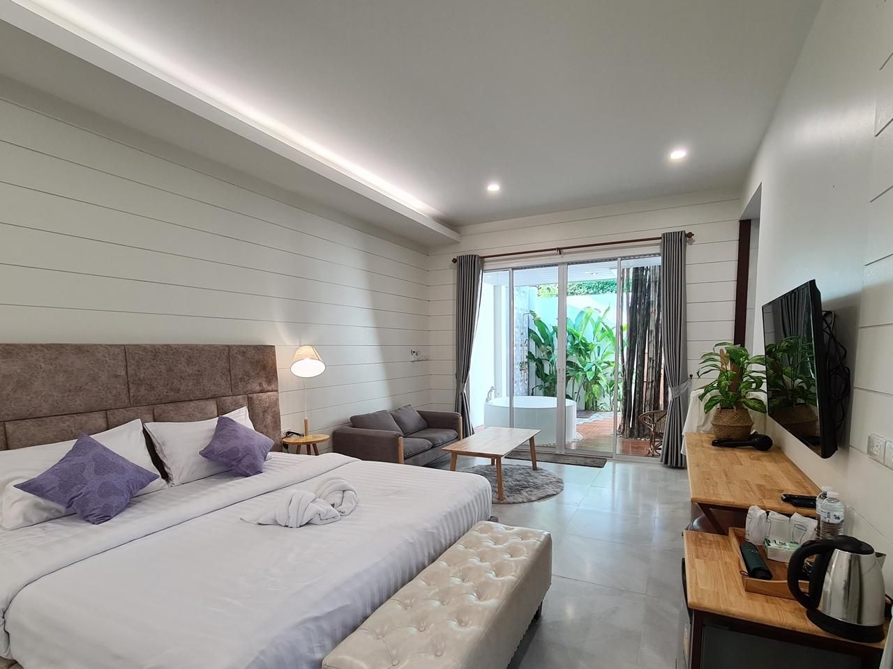 Single Room with Sofa
