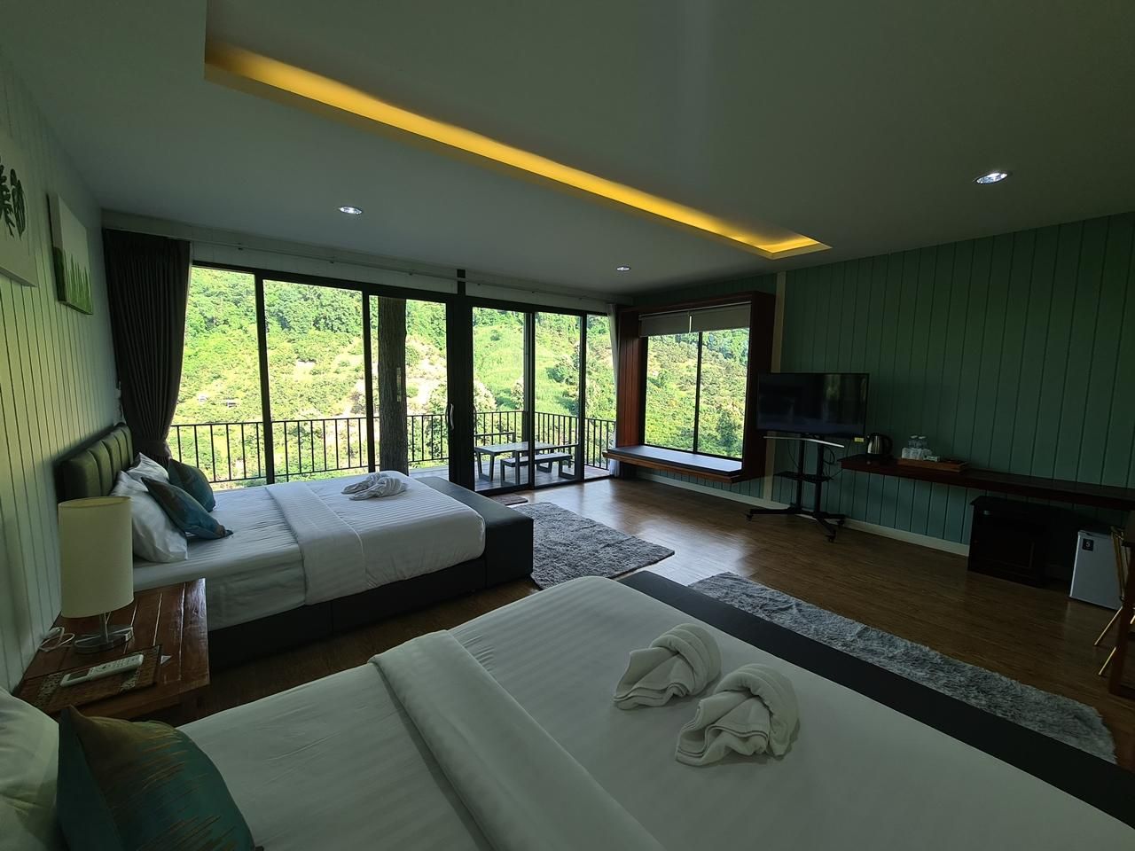 2 Double Beds Mountain View