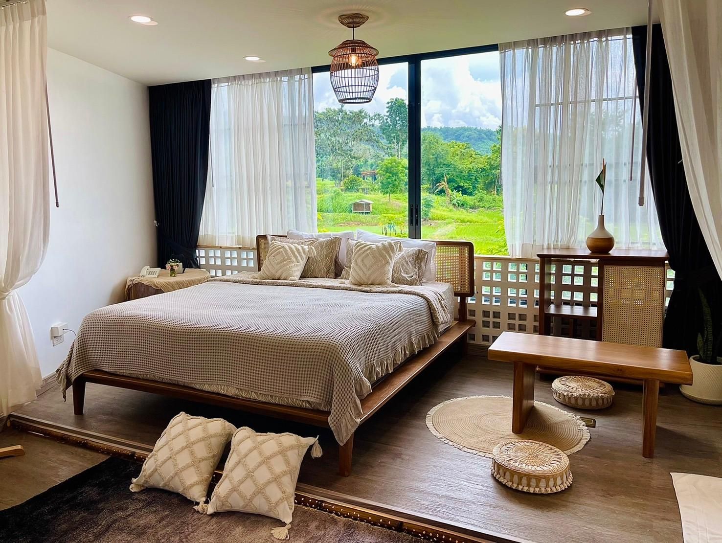 Family Connecting Rooms - King & Twin Beds