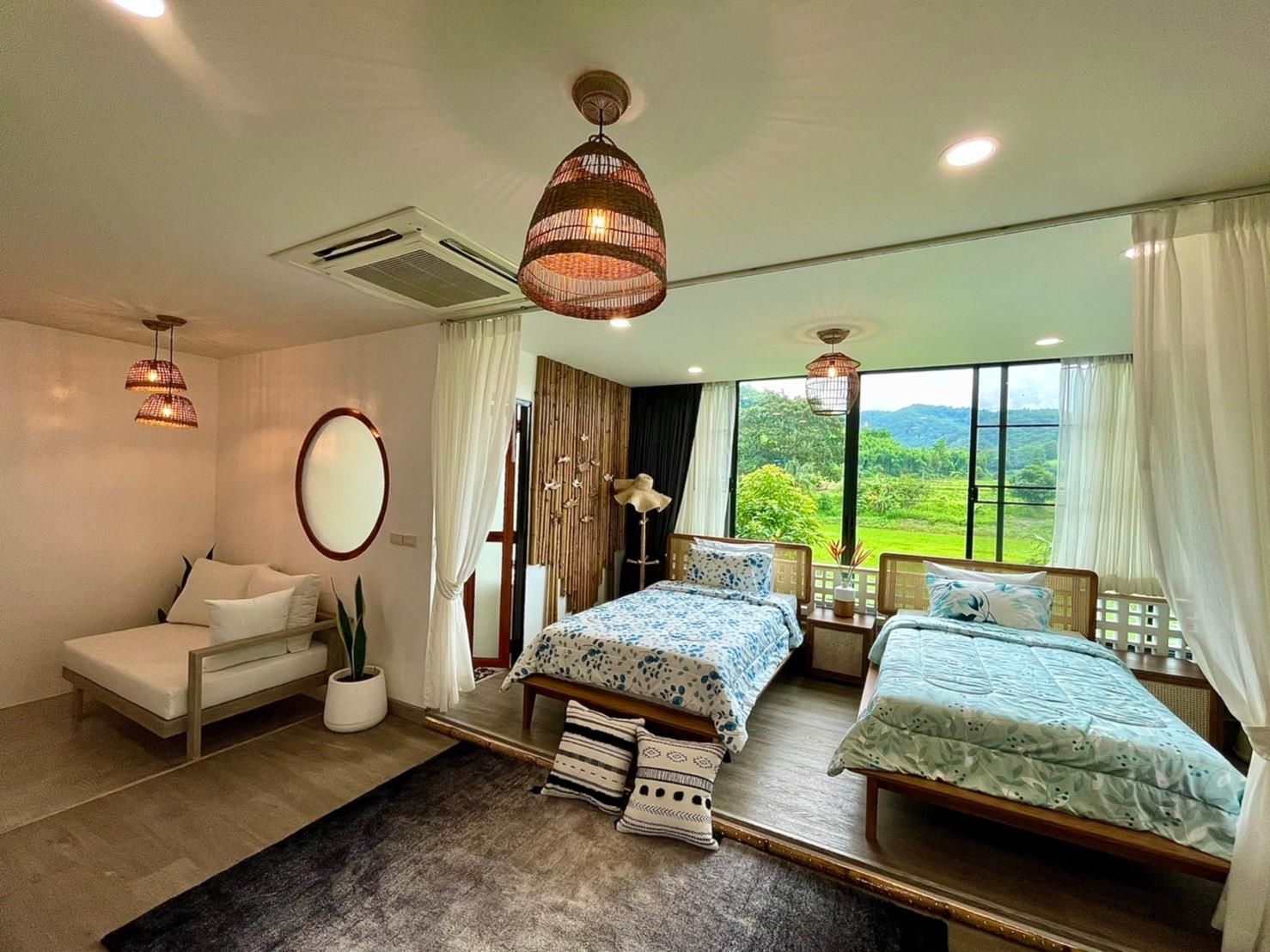 Family Connecting Rooms - King & Twin Beds