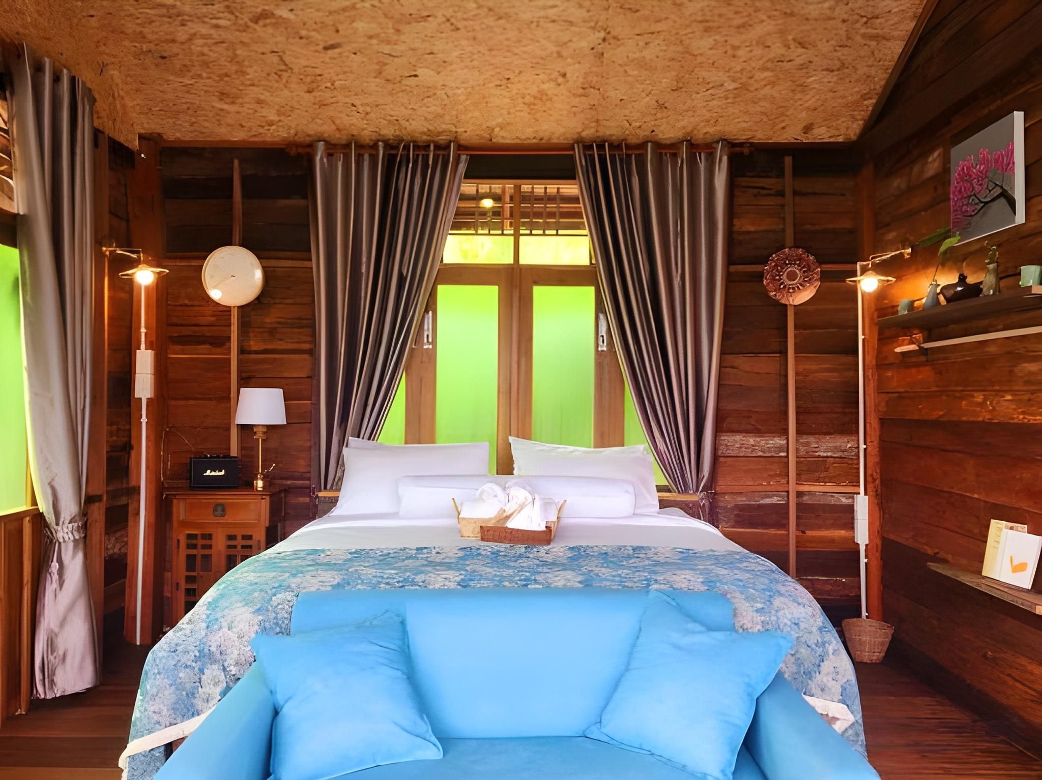 Honeymoon Suite with Bathtub