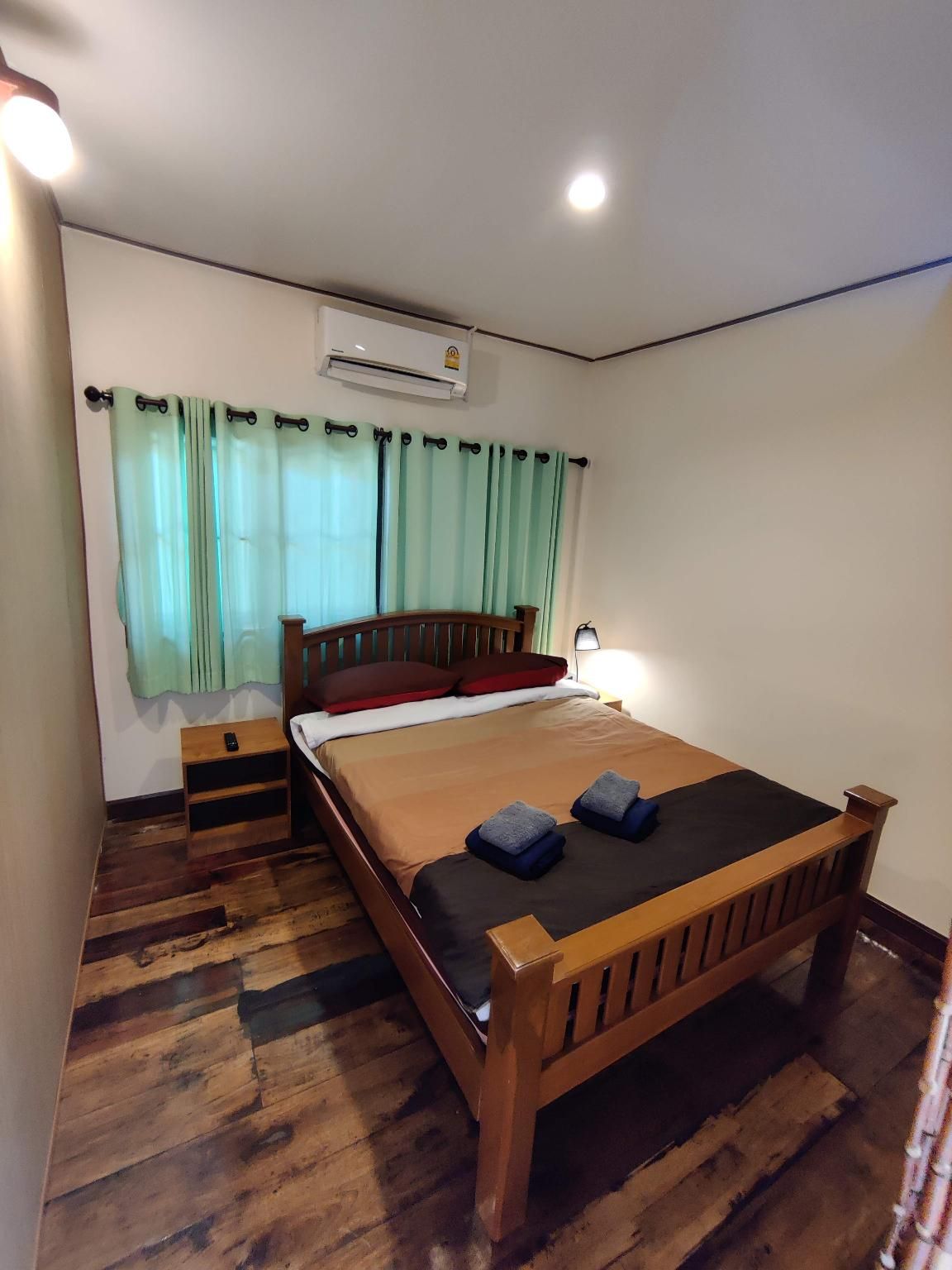 1 Queen Bed