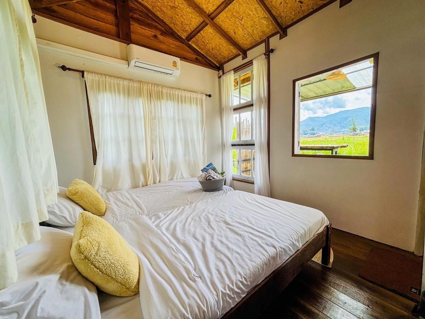 Standard Twin Room with Mountain View