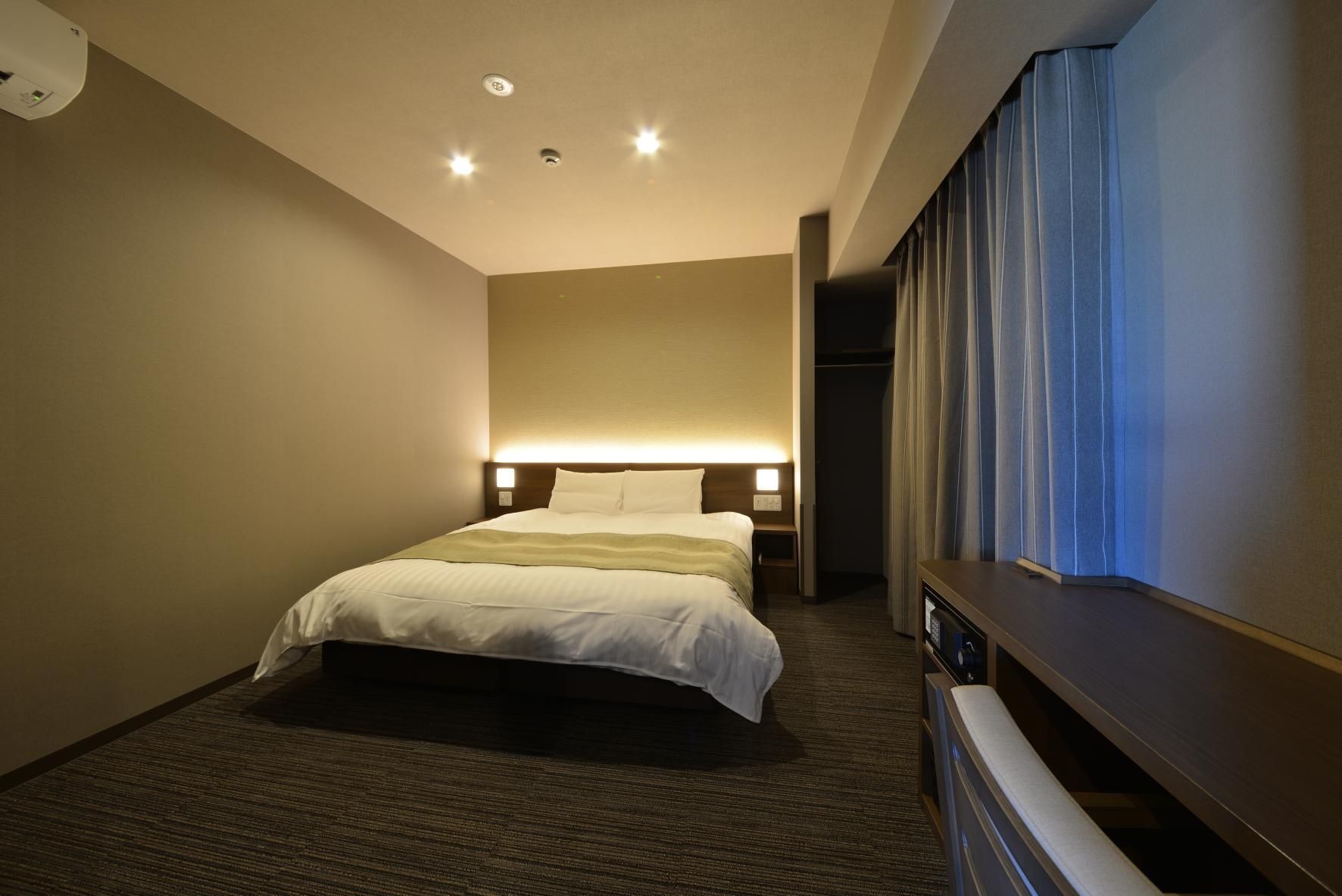 Moderate King Room with Shower - Non-Smoking