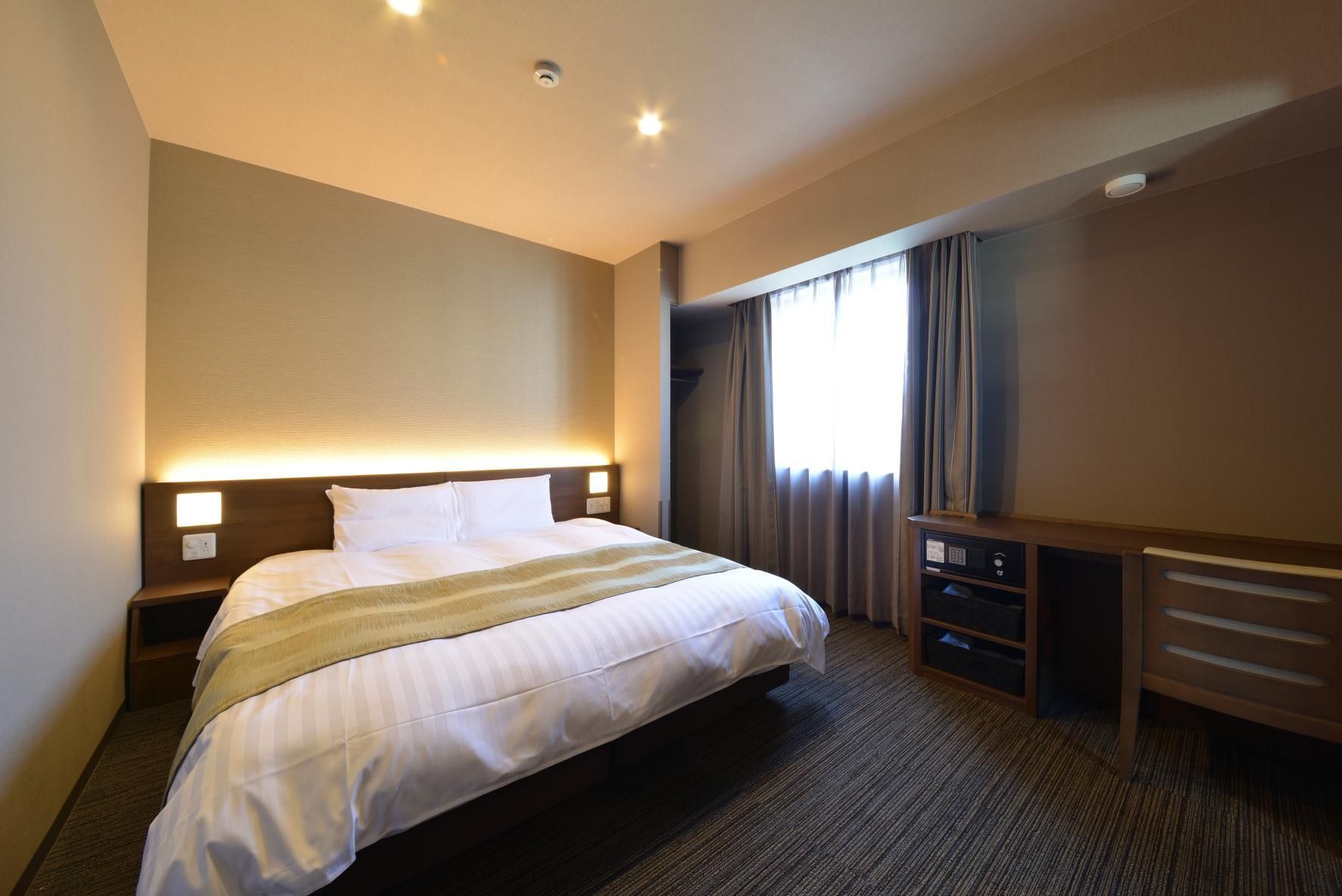 Moderate King Room with Shower - Non-Smoking
