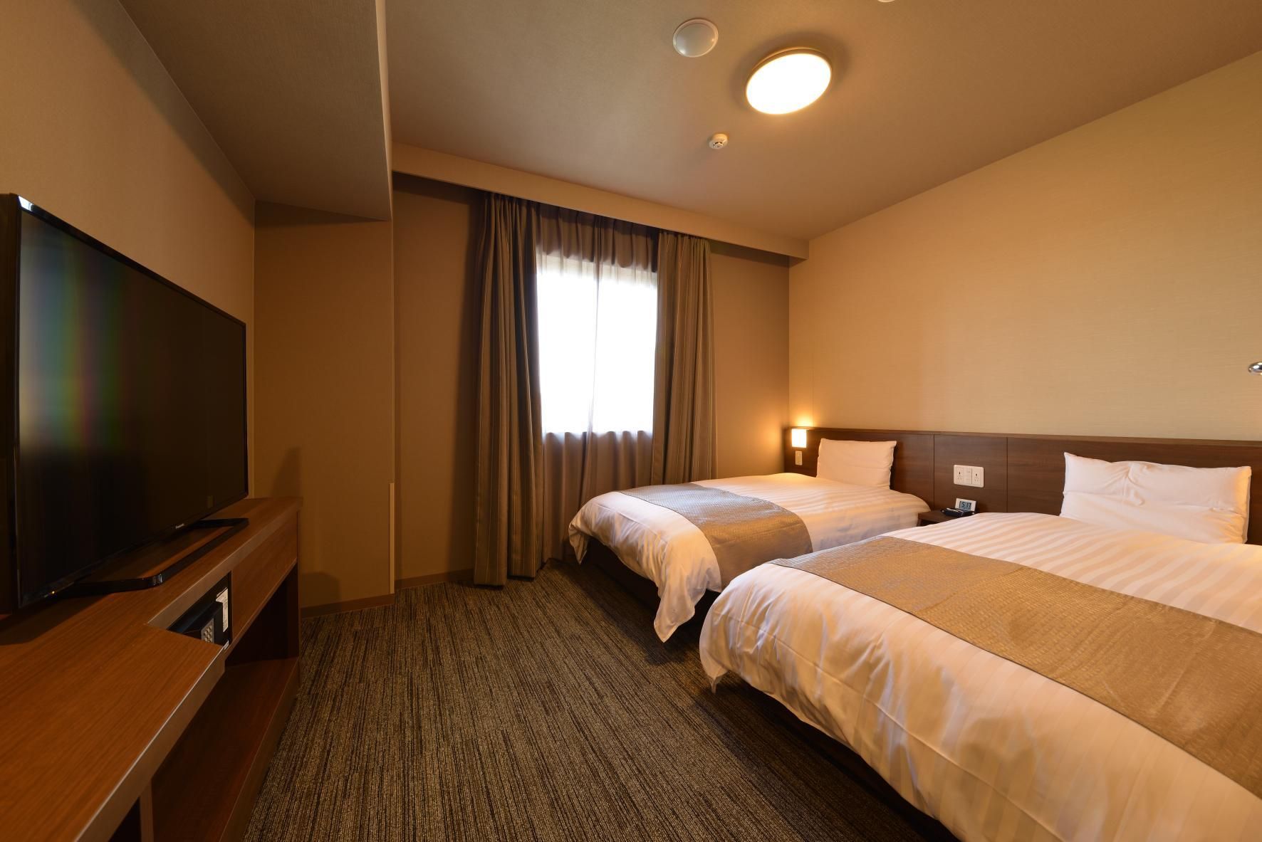 Adjoining Twin Rooms with Bathtub - Non-Smoking