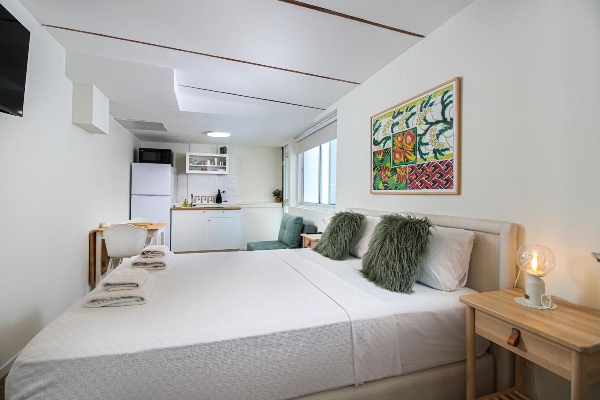 King Studio with Sofa Bed