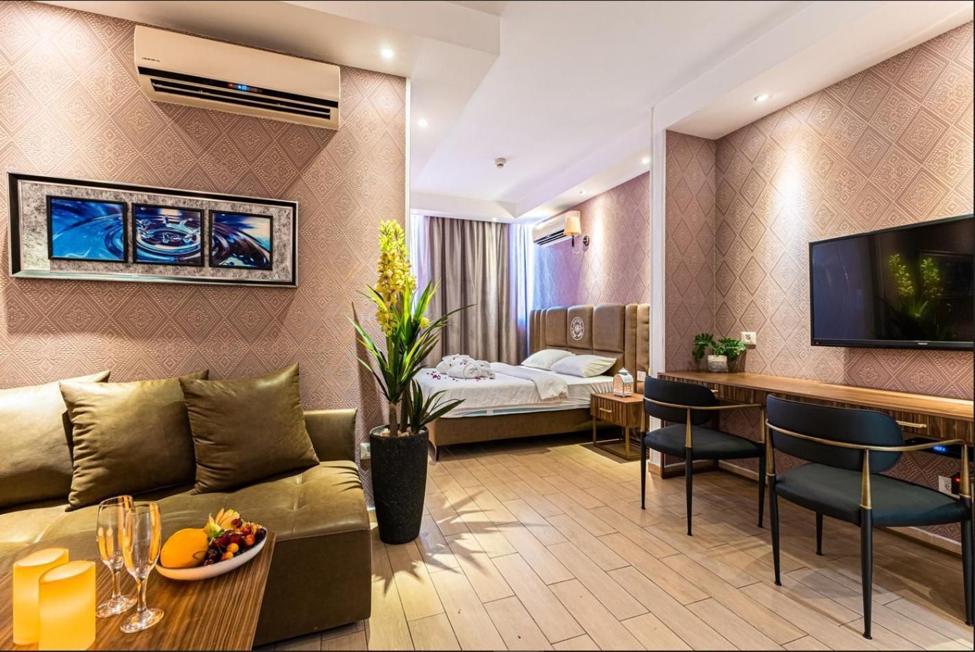 Deluxe Suite with Spa Bath