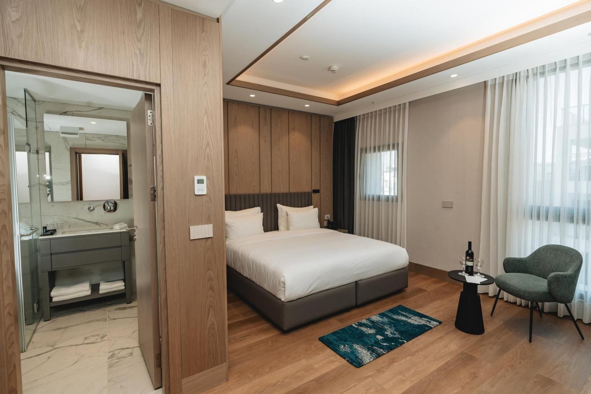 Comfort Queen Room with Side Sea View