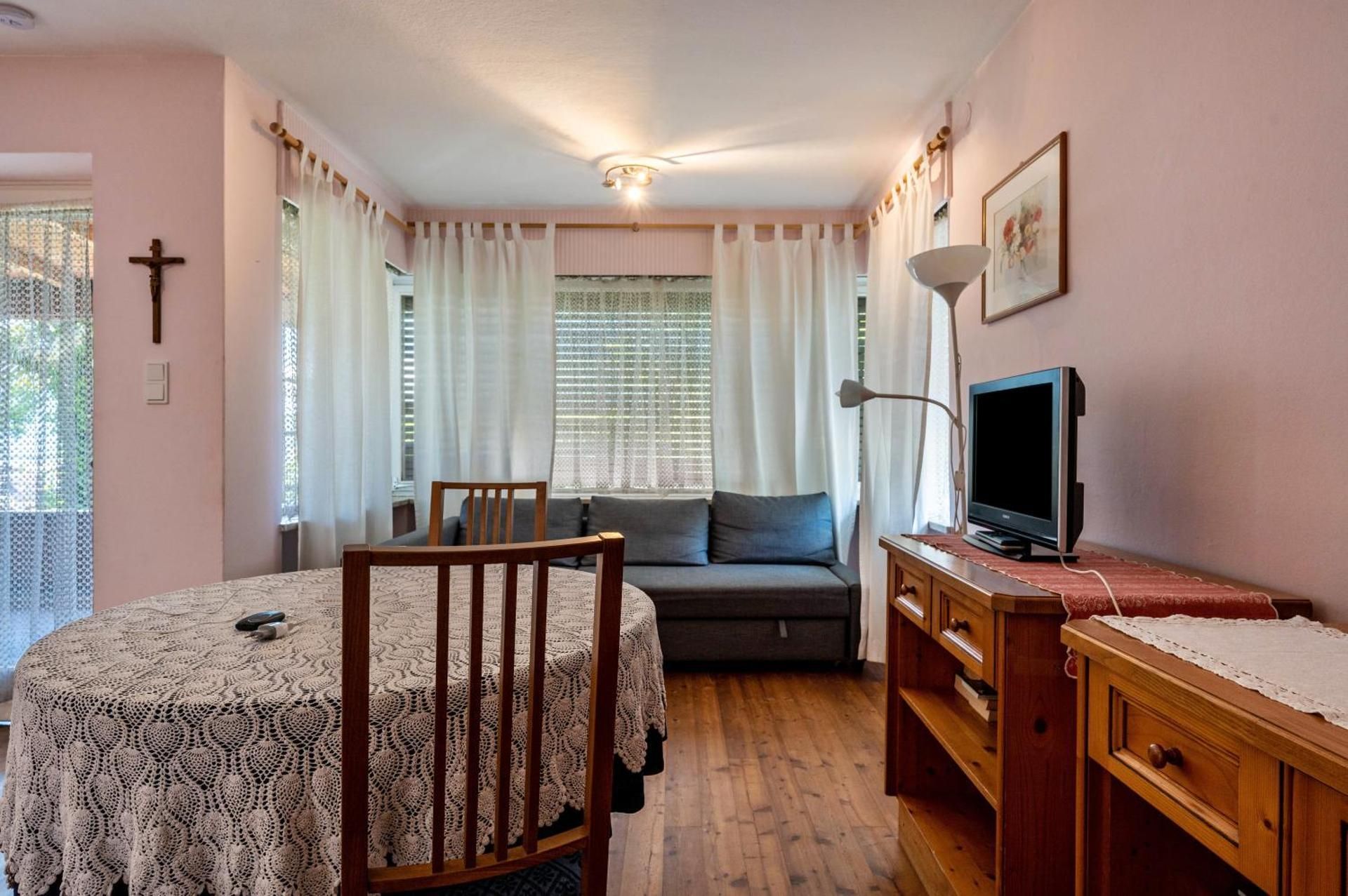 Superior One-Bedroom Apartment