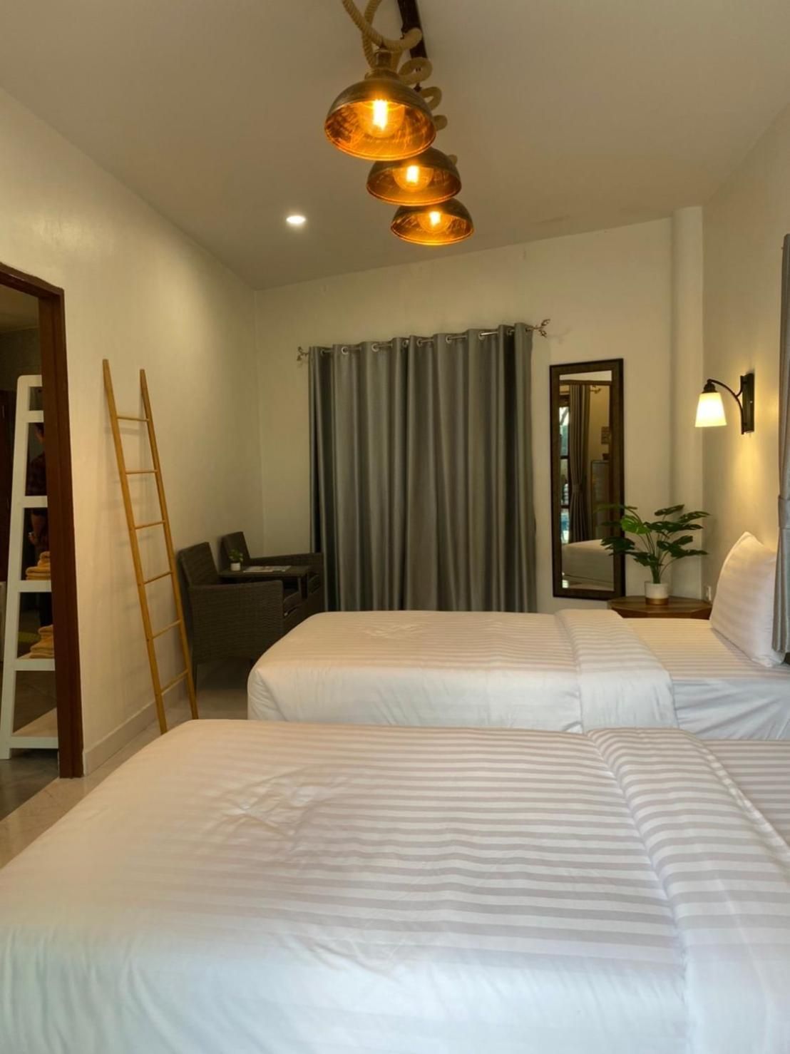 Connecting Room