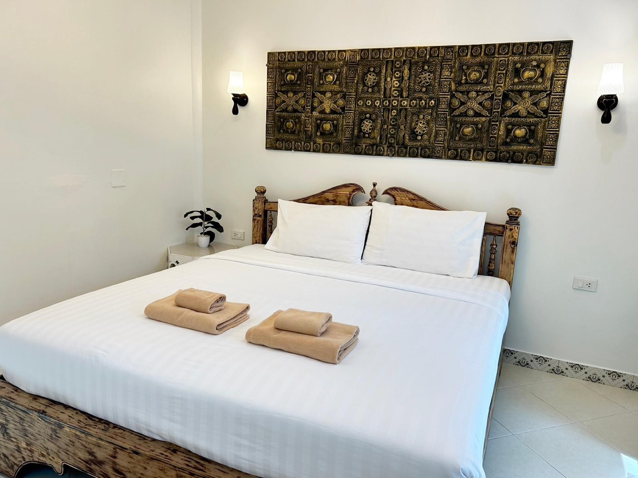 Deluxe Pool View King Room