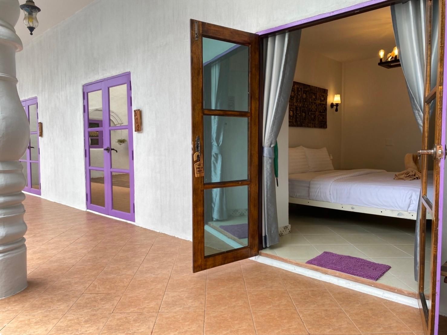 Deluxe Pool View King Room