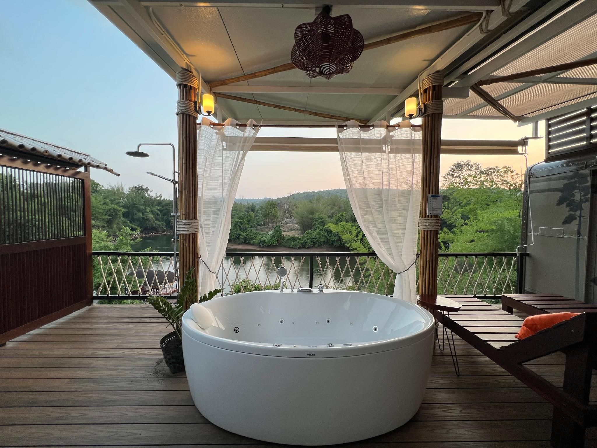 U HAUS TRAIN CABIN RESORT Honeymoon Duplex Suite 2