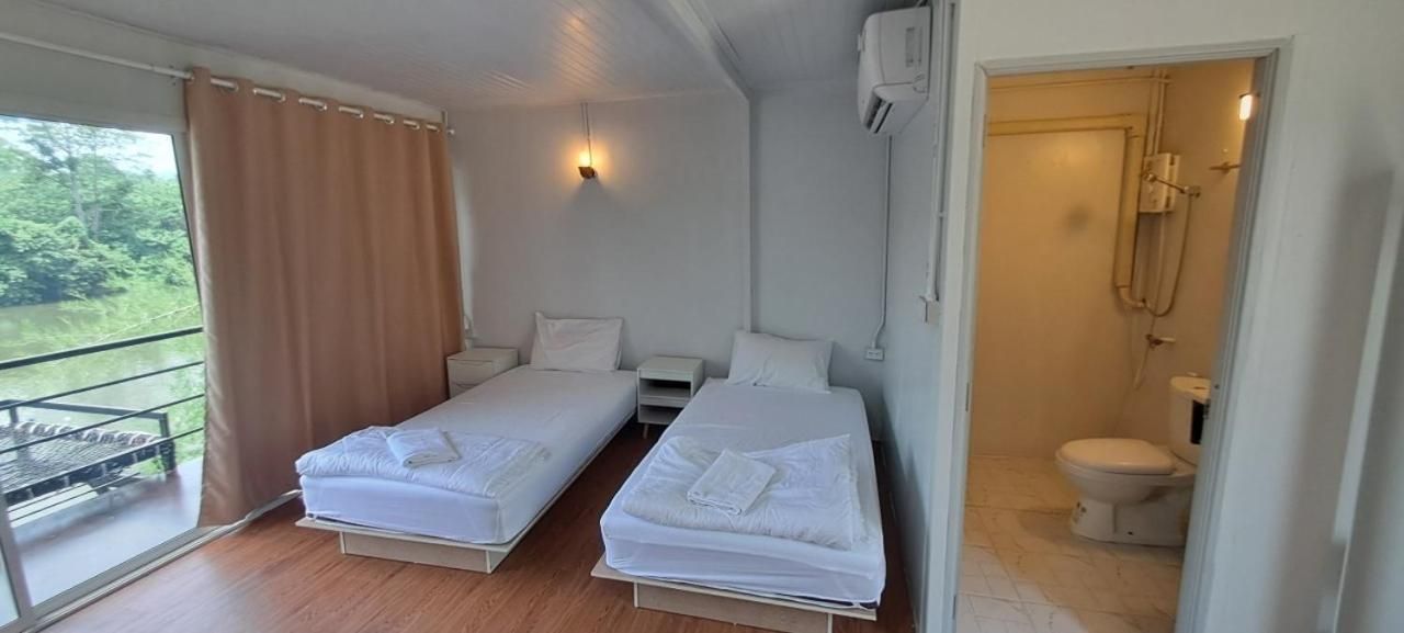 Standard Twin Room with Mountain View