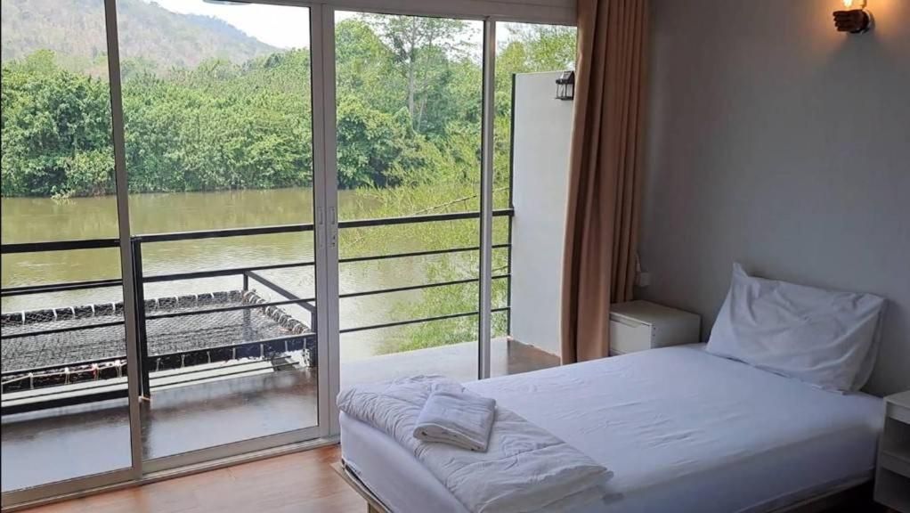 Standard Twin Room with Mountain View