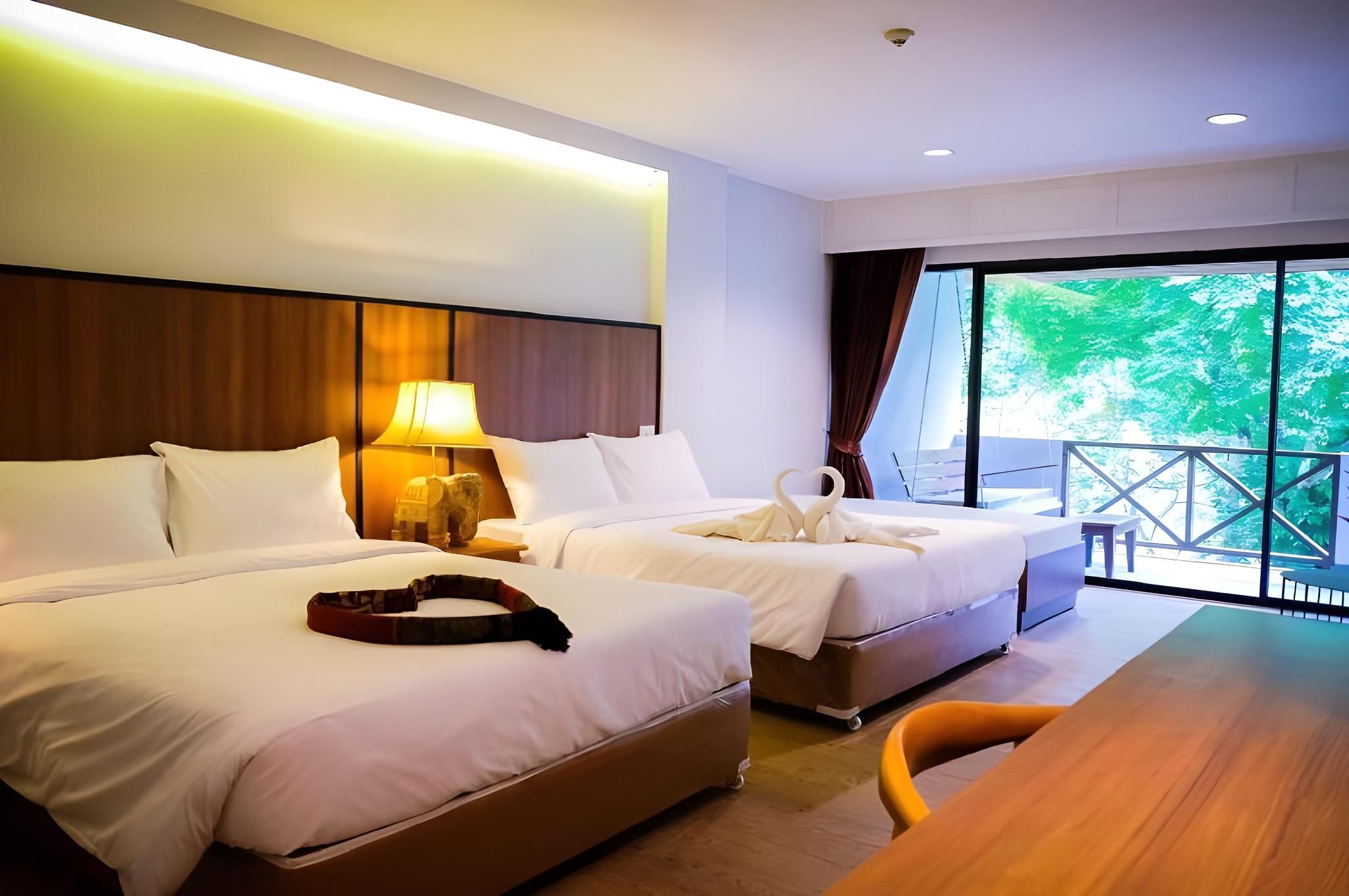 Superior Pool Wing Room
