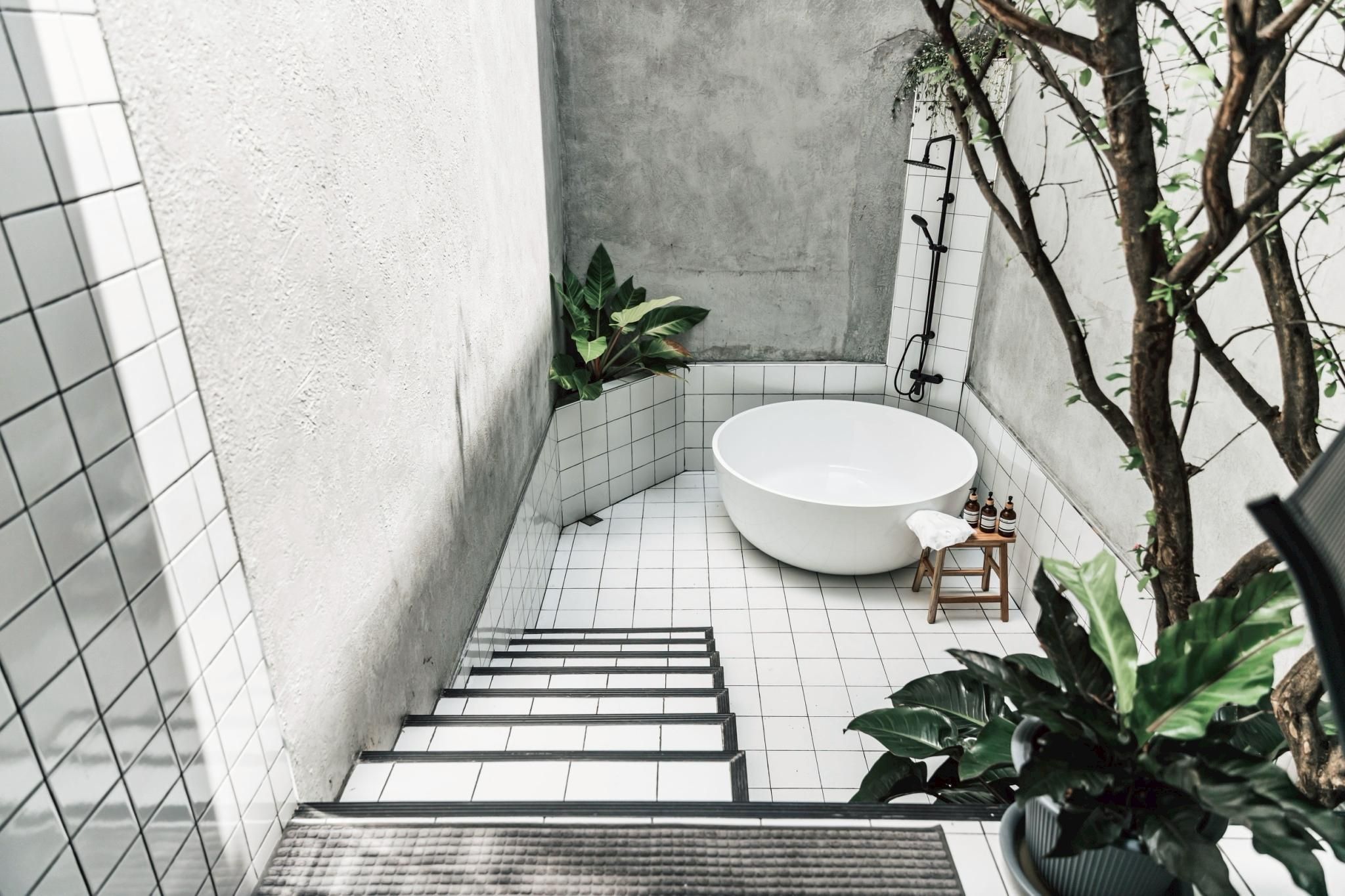 Deluxe with Bathtub