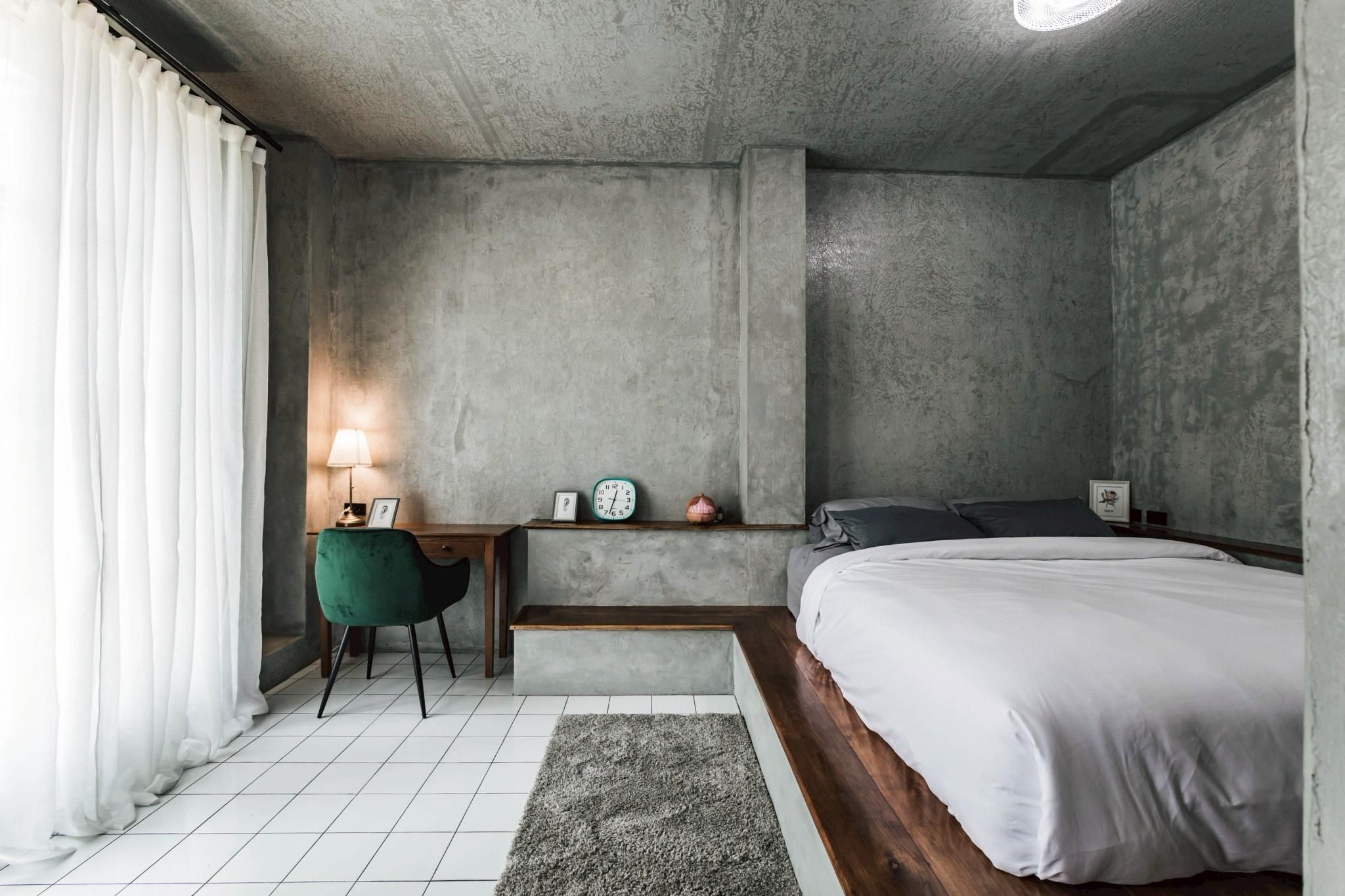 Deluxe with Bathtub
