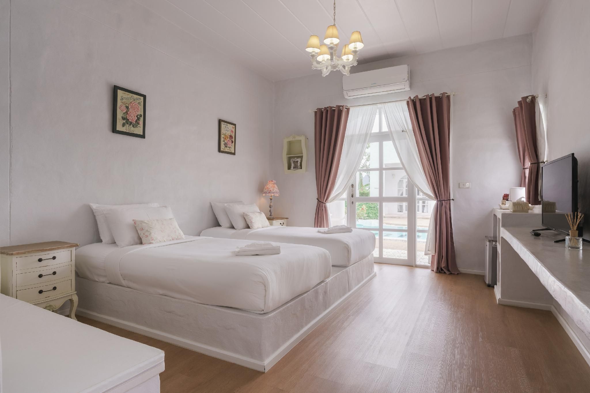Pool Access - Twin Bed