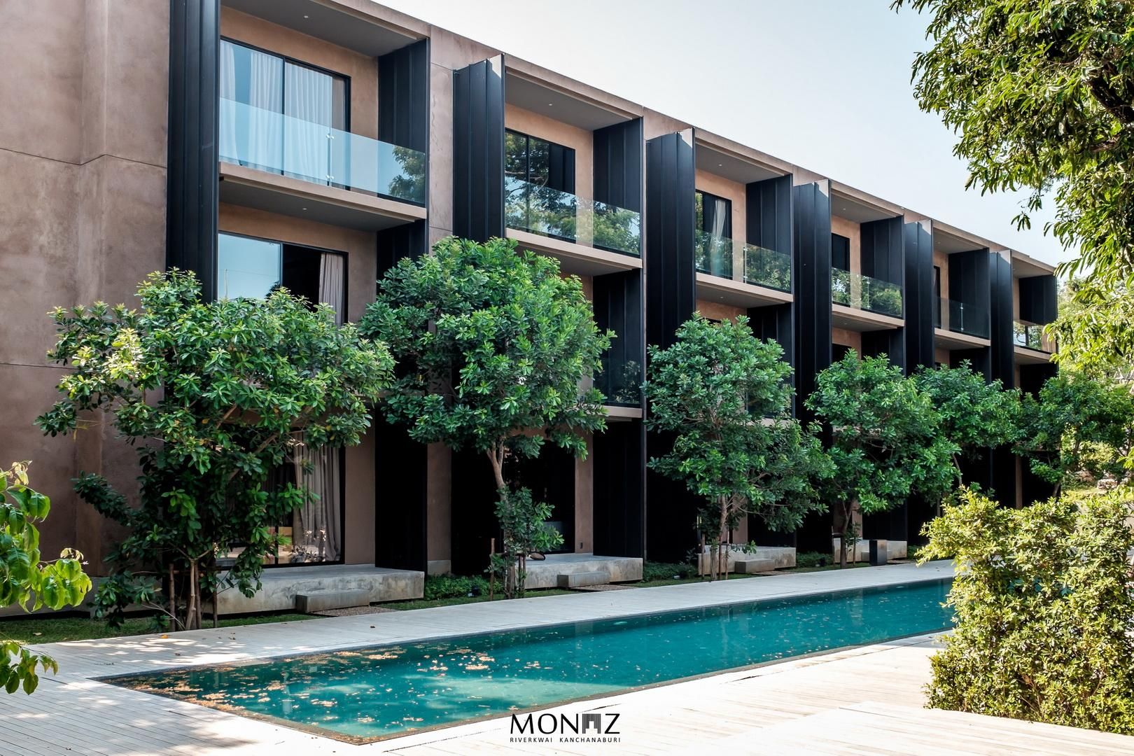 swimming pool [outdoor]